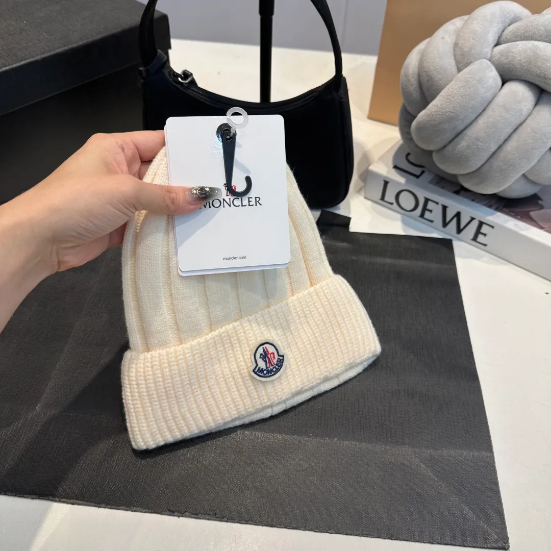 P50 Moncler 2025 early autumn and winter classic knitted hat, original replica. Very soft and skin-friendly, very elastic 💓 Textured and very versatile style ~ Warm cashmere woolen hat, one size fits all and elastic ~ Unisex, can be worn by any head circumference. Super good quality, highly recommended