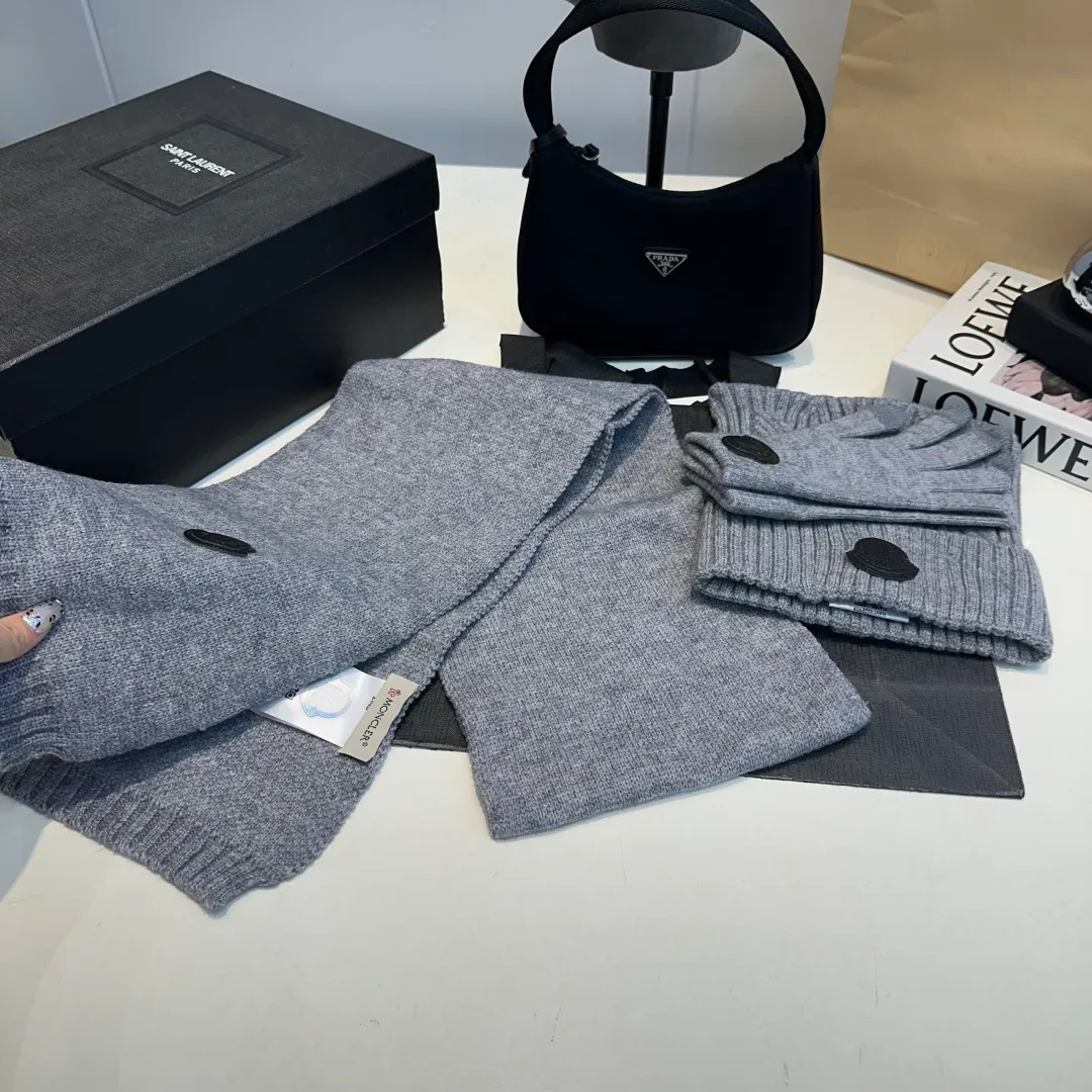 P150 Moncler three-piece muzzle suit autumn and winter cuffed wool knitted beanie. High-quality customization! This must be my favorite of minimalism. It is clean, neat, fashionable and versatile, and will definitely not be picky about your face shape! A fashionable classic that lasts forever! Both men and women are welcome!