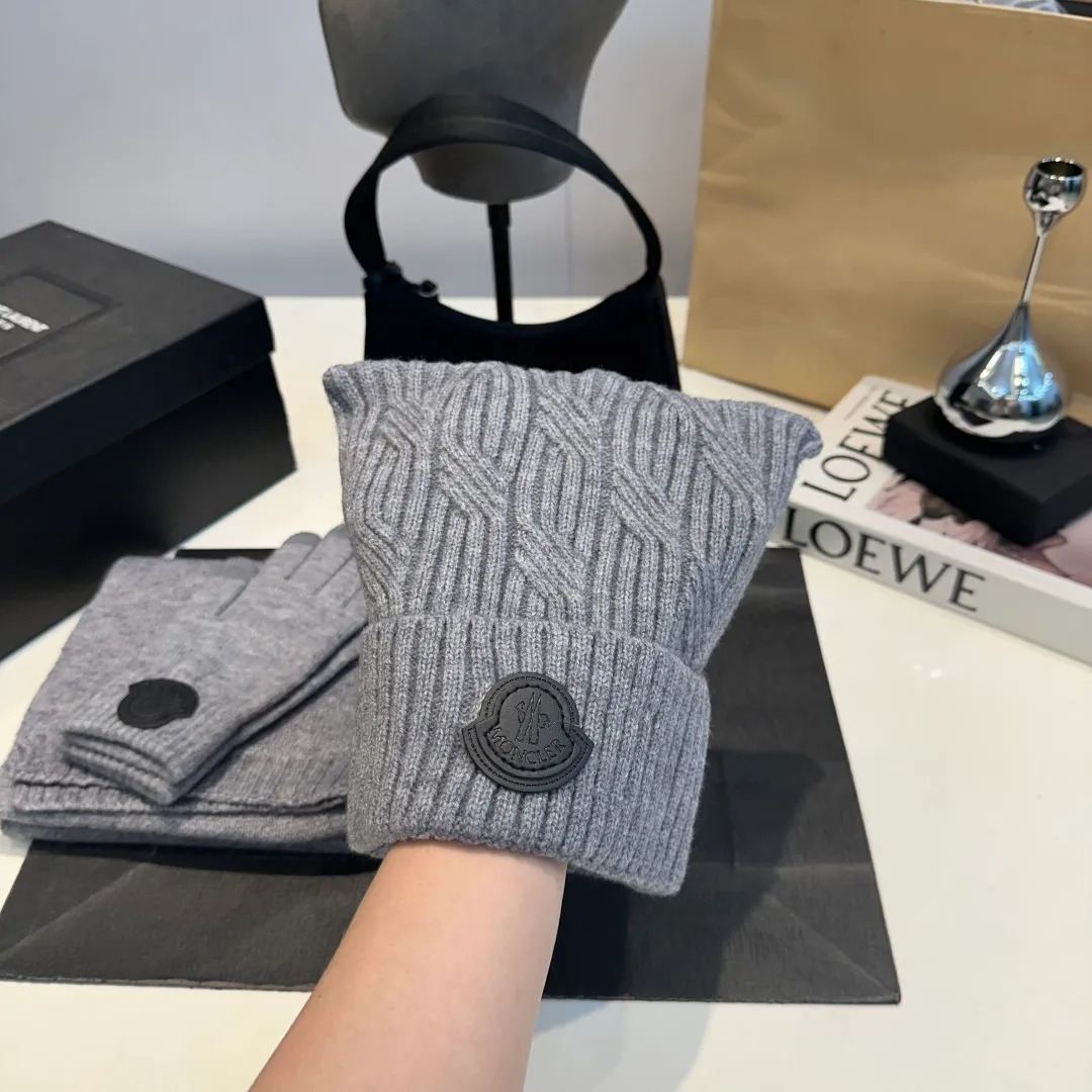 P150 Moncler three-piece muzzle suit autumn and winter cuffed wool knitted beanie. High-quality customization! This must be my favorite of minimalism. It is clean, neat, fashionable and versatile, and will definitely not be picky about your face shape! A fashionable classic that lasts forever! Both men and women are welcome!
