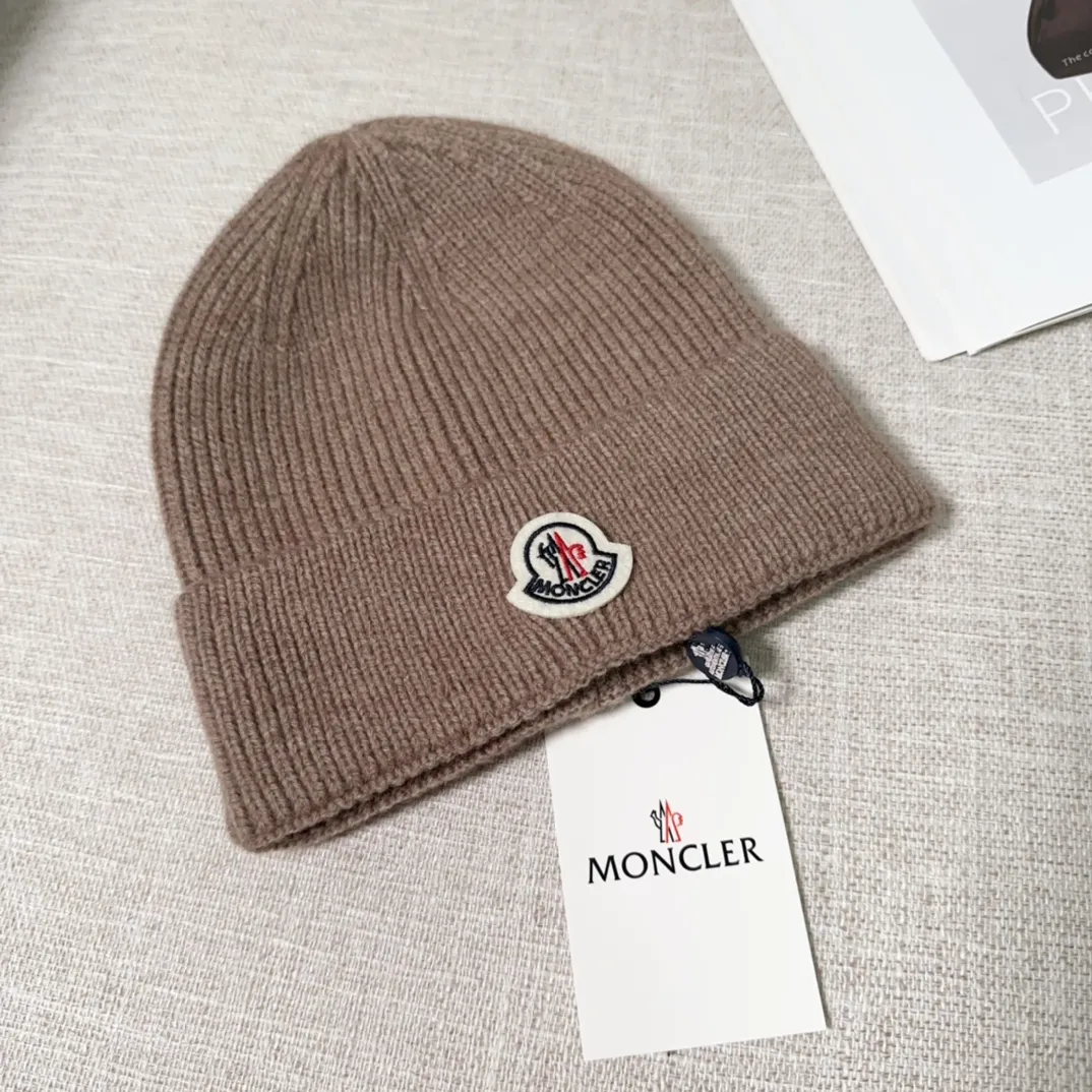 💰40 Moncler Moncler 💥Official website classic knitted hat, replica of the original. Very soft and skin-friendly, very elastic 💓 Textured and very versatile style ~ Warm cashmere woolen hat, one size fits all and elastic ~ Unisex, can be worn by any head size. Super quality, highly recommended