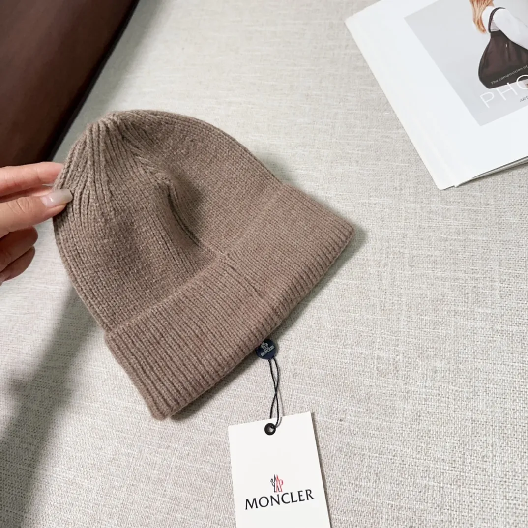 💰40 Moncler Moncler 💥Official website classic knitted hat, replica of the original. Very soft and skin-friendly, very elastic 💓 Textured and very versatile style ~ Warm cashmere woolen hat, one size fits all and elastic ~ Unisex, can be worn by any head size. Super quality, highly recommended