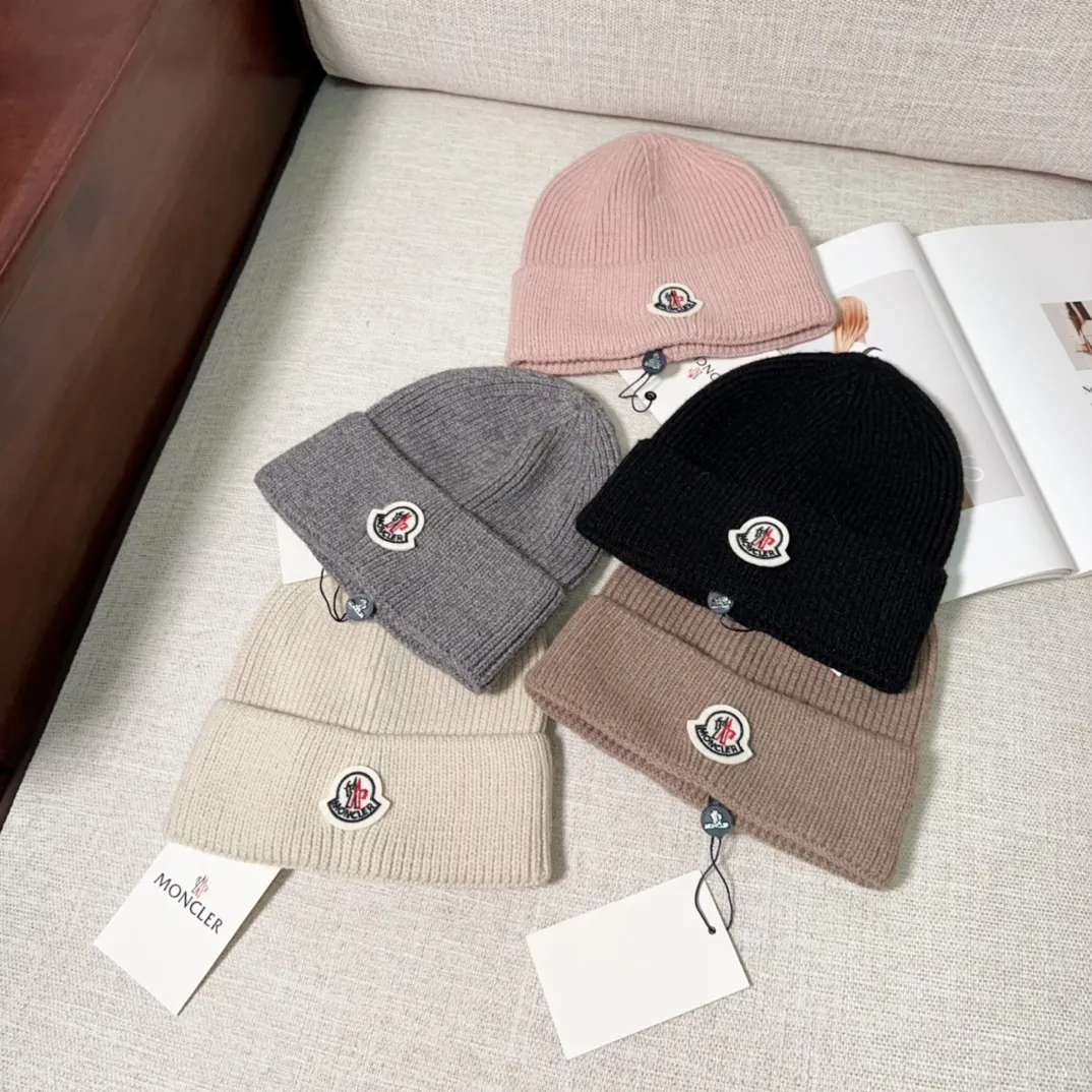 💰40 Moncler Moncler 💥Official website classic knitted hat, replica of the original. Very soft and skin-friendly, very elastic 💓 Textured and very versatile style ~ Warm cashmere woolen hat, one size fits all and elastic ~ Unisex, can be worn by any head size. Super quality, highly recommended