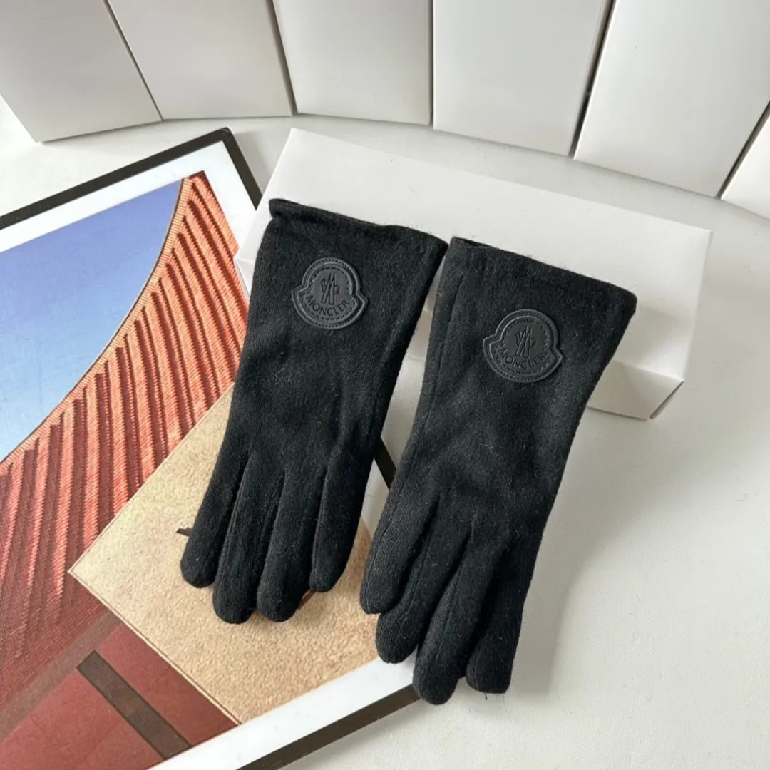 Special P110 comes with packaging. Moncler's new gloves, fashionable gloves, a must-have for autumn and winter, classic and simple💕super comfortable, soft and versatile!