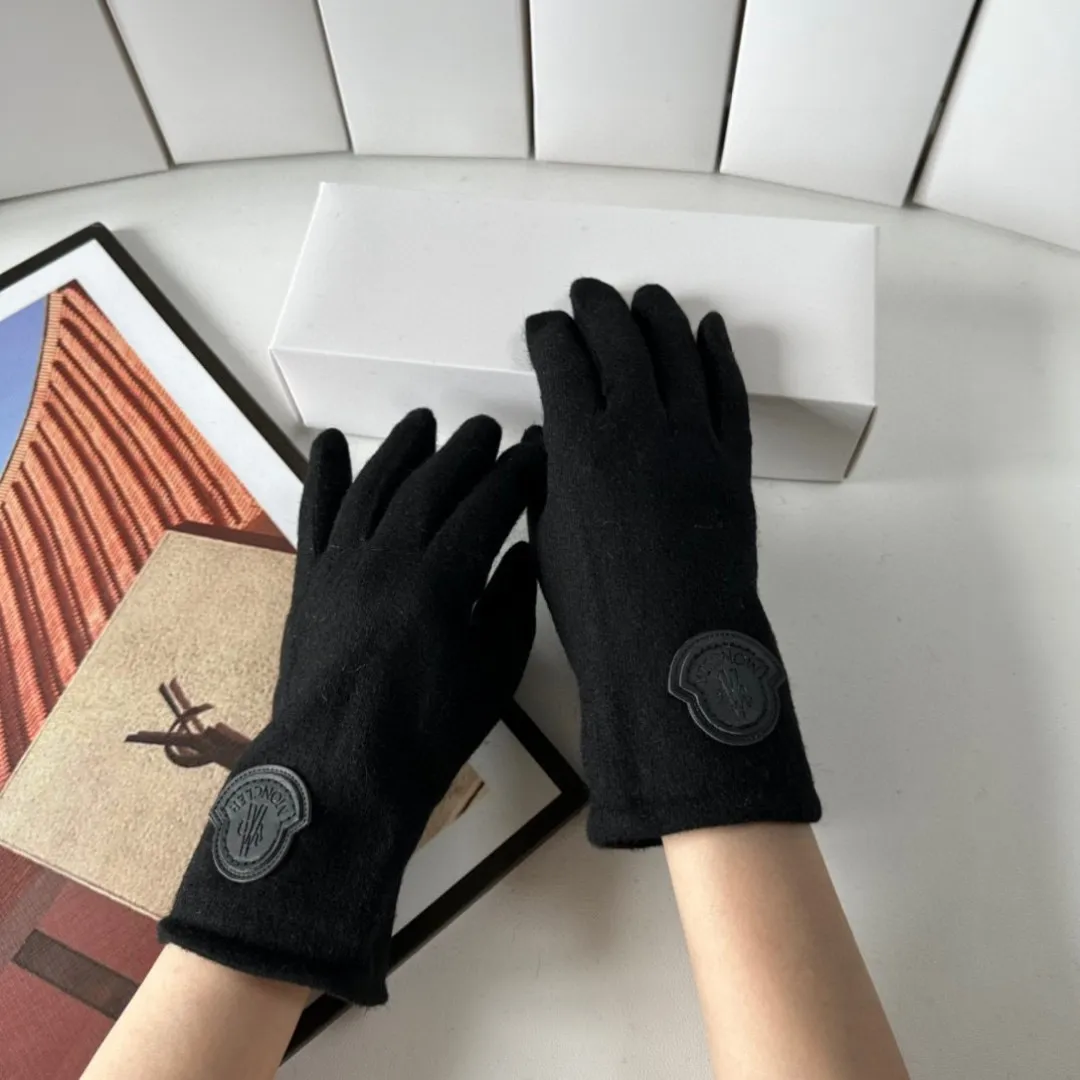 Special P110 comes with packaging. Moncler's new gloves, fashionable gloves, a must-have for autumn and winter, classic and simple💕super comfortable, soft and versatile!