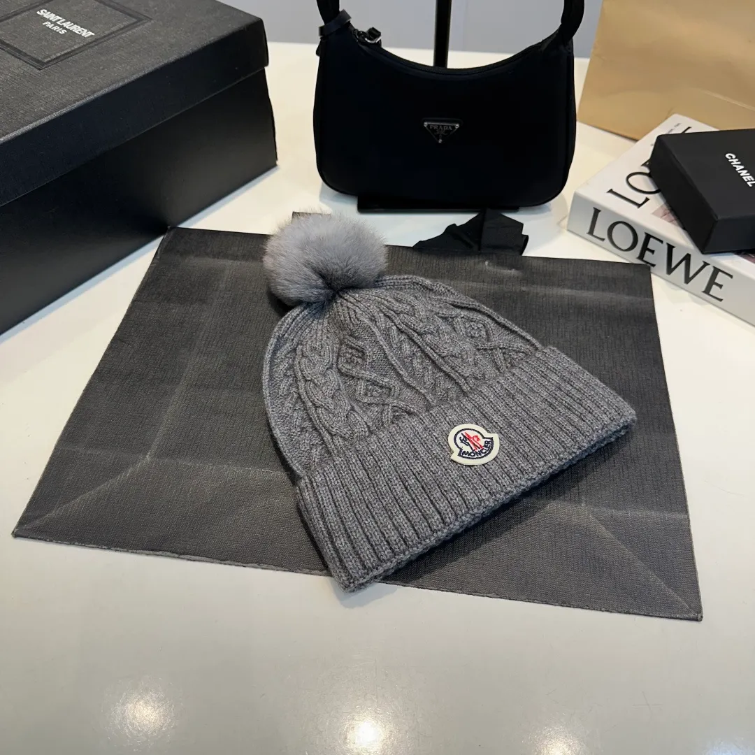P90 high version Moncler Moncler 💥 Official website classic knitted hat, replica of the original. Very soft and skin-friendly, very elastic 💓 Textured and very versatile style ~ Warm cashmere woolen hat, one size fits all and elastic ~ Unisex, can be worn by any head size. Super quality, highly recommended