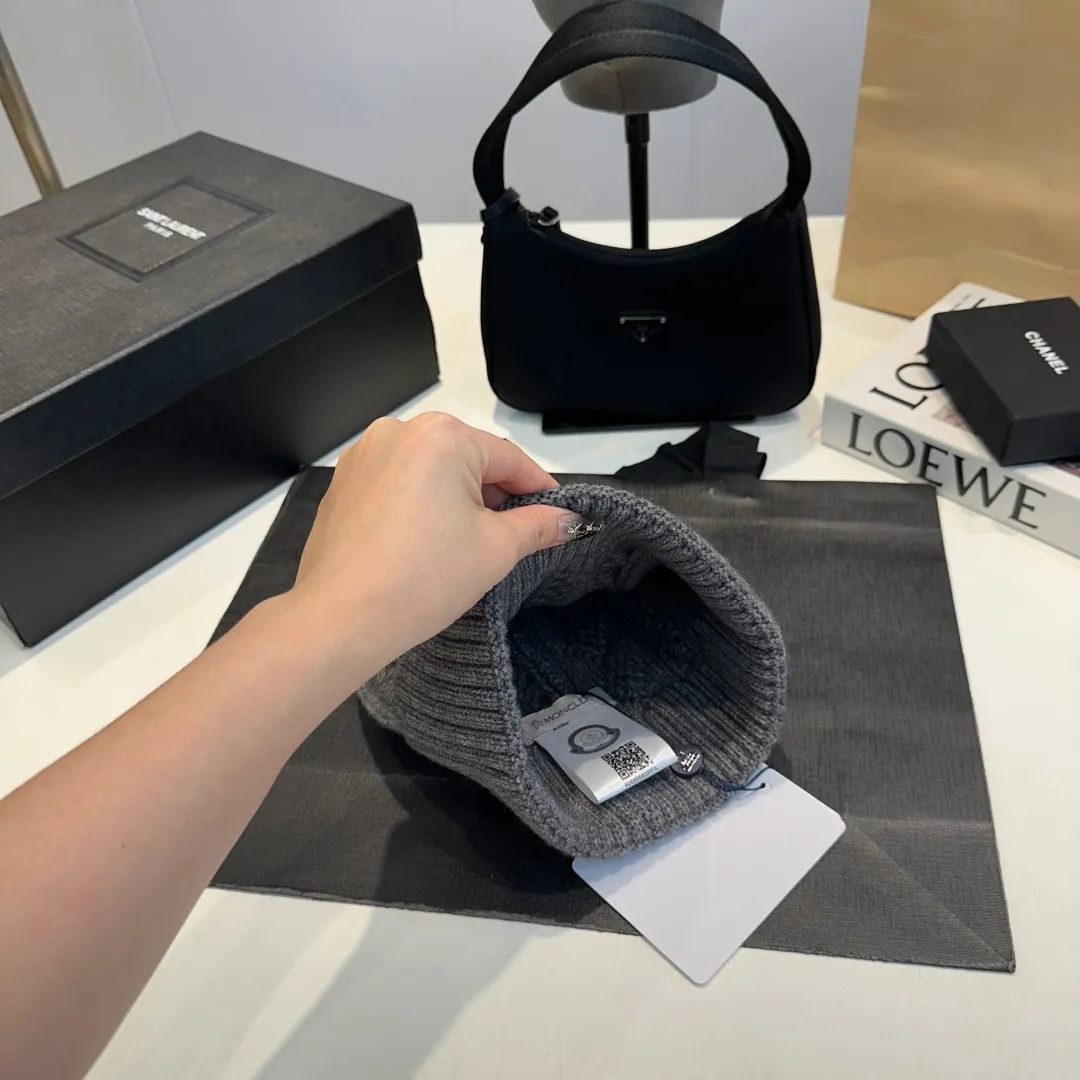 P90 high version Moncler Moncler 💥 Official website classic knitted hat, replica of the original. Very soft and skin-friendly, very elastic 💓 Textured and very versatile style ~ Warm cashmere woolen hat, one size fits all and elastic ~ Unisex, can be worn by any head size. Super quality, highly recommended