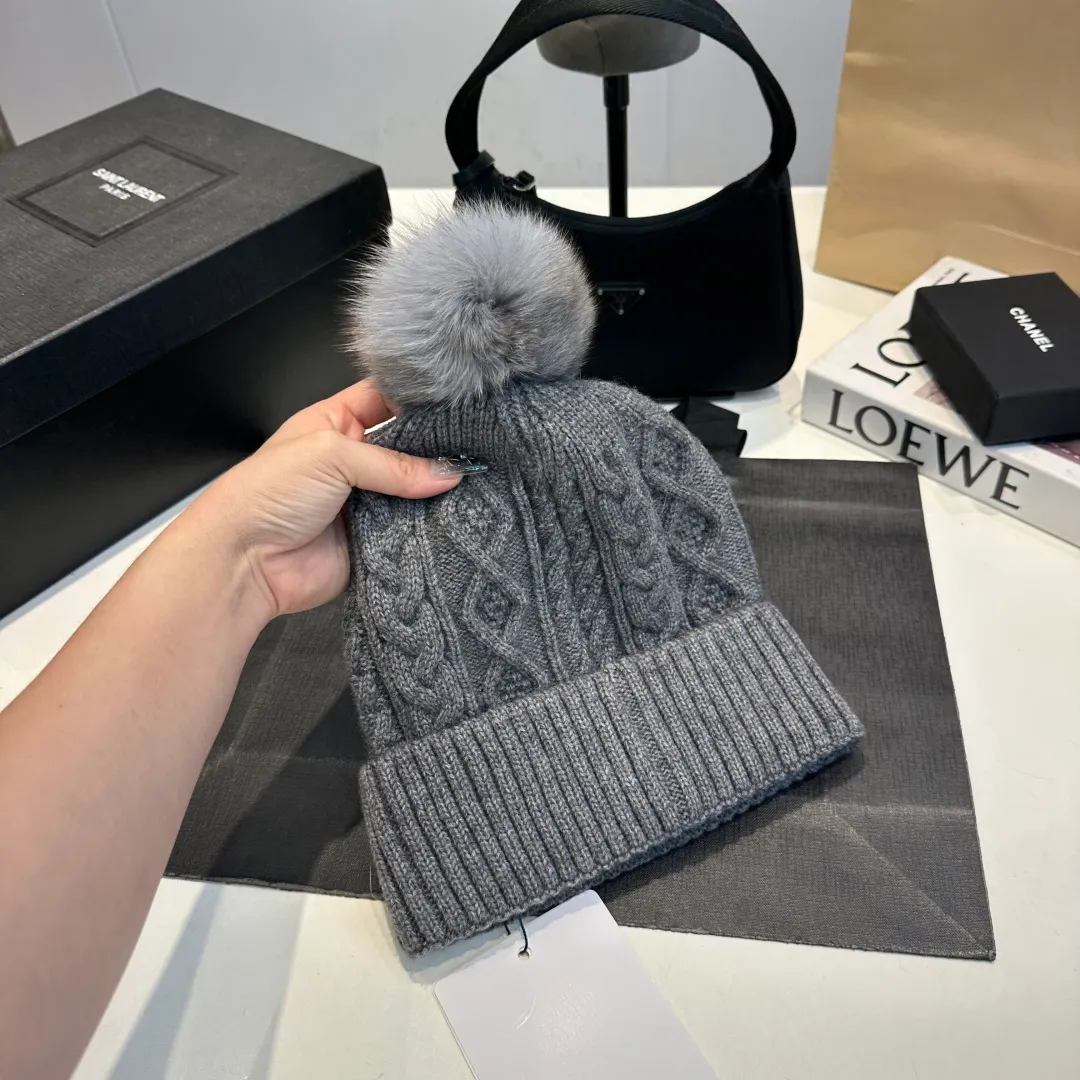 P90 high version Moncler Moncler 💥 Official website classic knitted hat, replica of the original. Very soft and skin-friendly, very elastic 💓 Textured and very versatile style ~ Warm cashmere woolen hat, one size fits all and elastic ~ Unisex, can be worn by any head size. Super quality, highly recommended