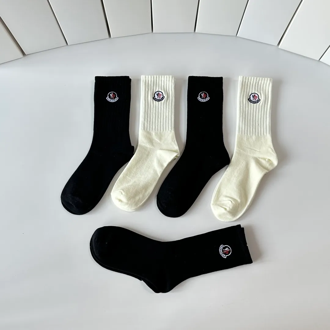 Special P100 💛 Comes with counter packaging MONCLER’s latest mid-length embroidered socks! Five pairs in a box, synchronized tube socks at the counter, 💛 big brands are out, a must-have for fashionistas 🔥 super easy to match