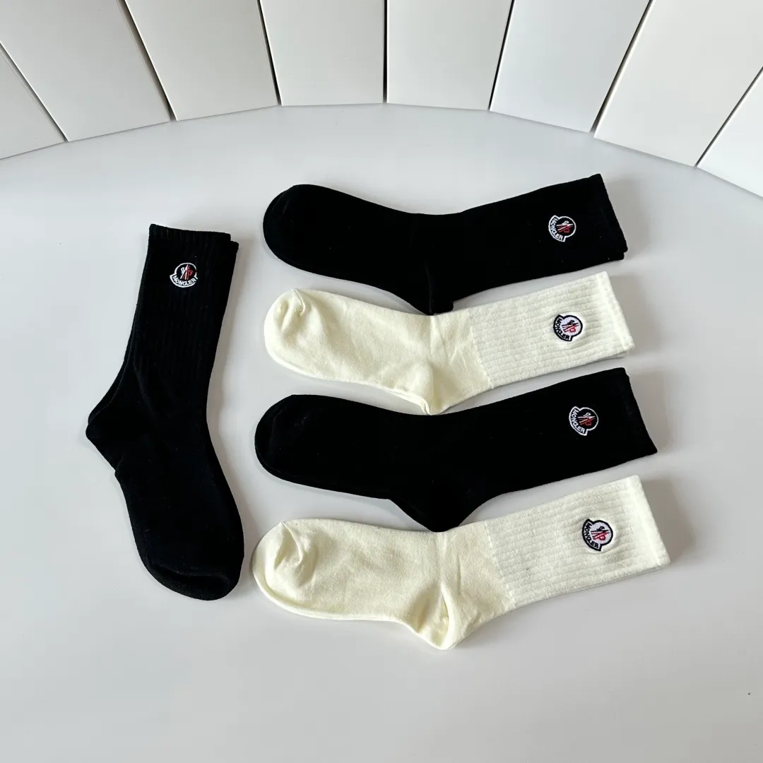 Special P100 💛 Comes with counter packaging MONCLER’s latest mid-length embroidered socks! Five pairs in a box, synchronized tube socks at the counter, 💛 big brands are out, a must-have for fashionistas 🔥 super easy to match