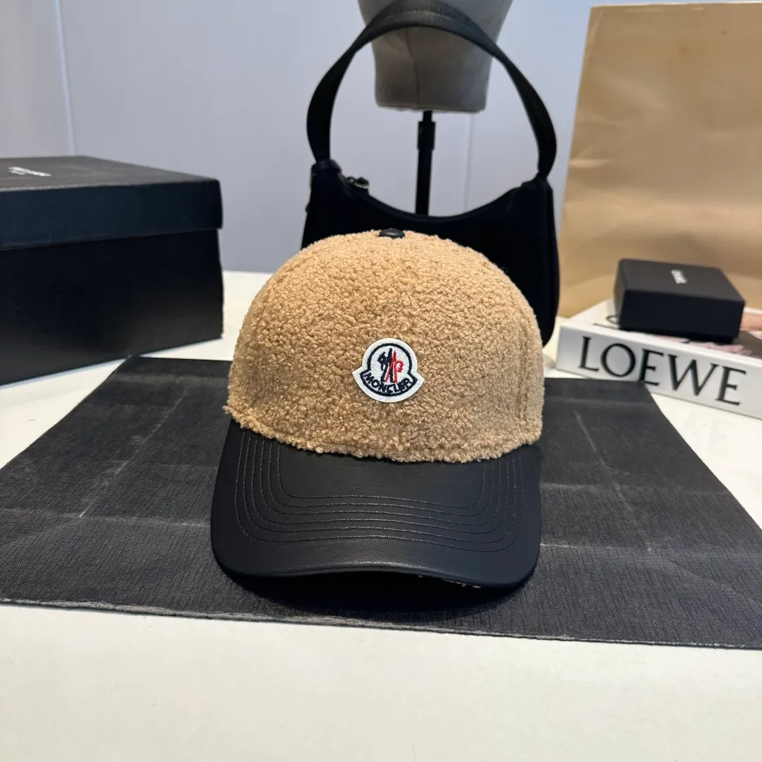P 54 MONCLER lambswool and leather baseball cap with mouth, suitable for young and fashionable people, with strong visual effect, three-dimensional letters, good-looking and high-quality!