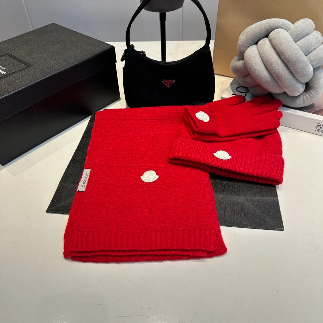 P170 Moncler muzzle suit 2025 autumn and winter style cuffed wool knitted beanie High quality customization! This must be my favorite of minimalism. It is clean, neat, fashionable and versatile, and will definitely not be picky about your face shape! A fashionable classic that lasts forever!