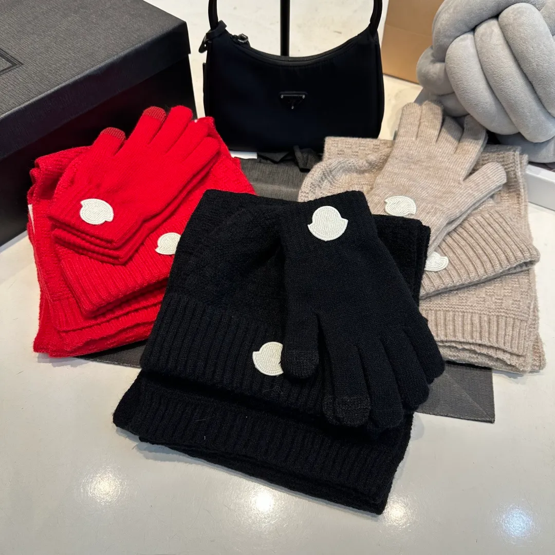 P170 Moncler muzzle suit 2025 autumn and winter style cuffed wool knitted beanie High quality customization! This must be my favorite of minimalism. It is clean, neat, fashionable and versatile, and will definitely not be picky about your face shape! A fashionable classic that lasts forever!