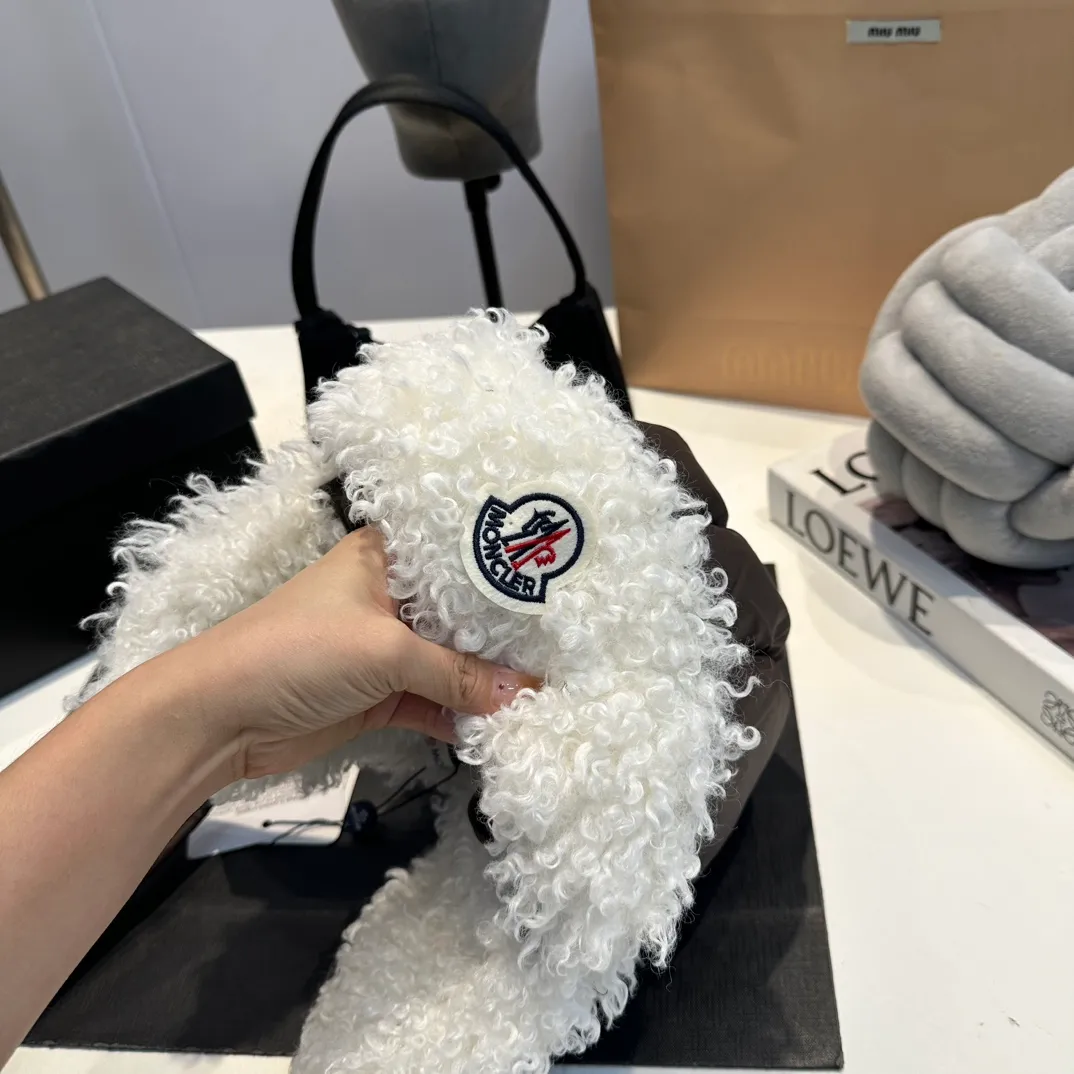 P80 Moncler Muzzle Lei Feng Hat is super warm. This teddy bear jacket is made of high-end blended lamb wool fabric. It feels really good and super soft. The plush material and goose down filling make it visually warm and full of security. This is a must-have lamb down cotton hat for autumn and winter.