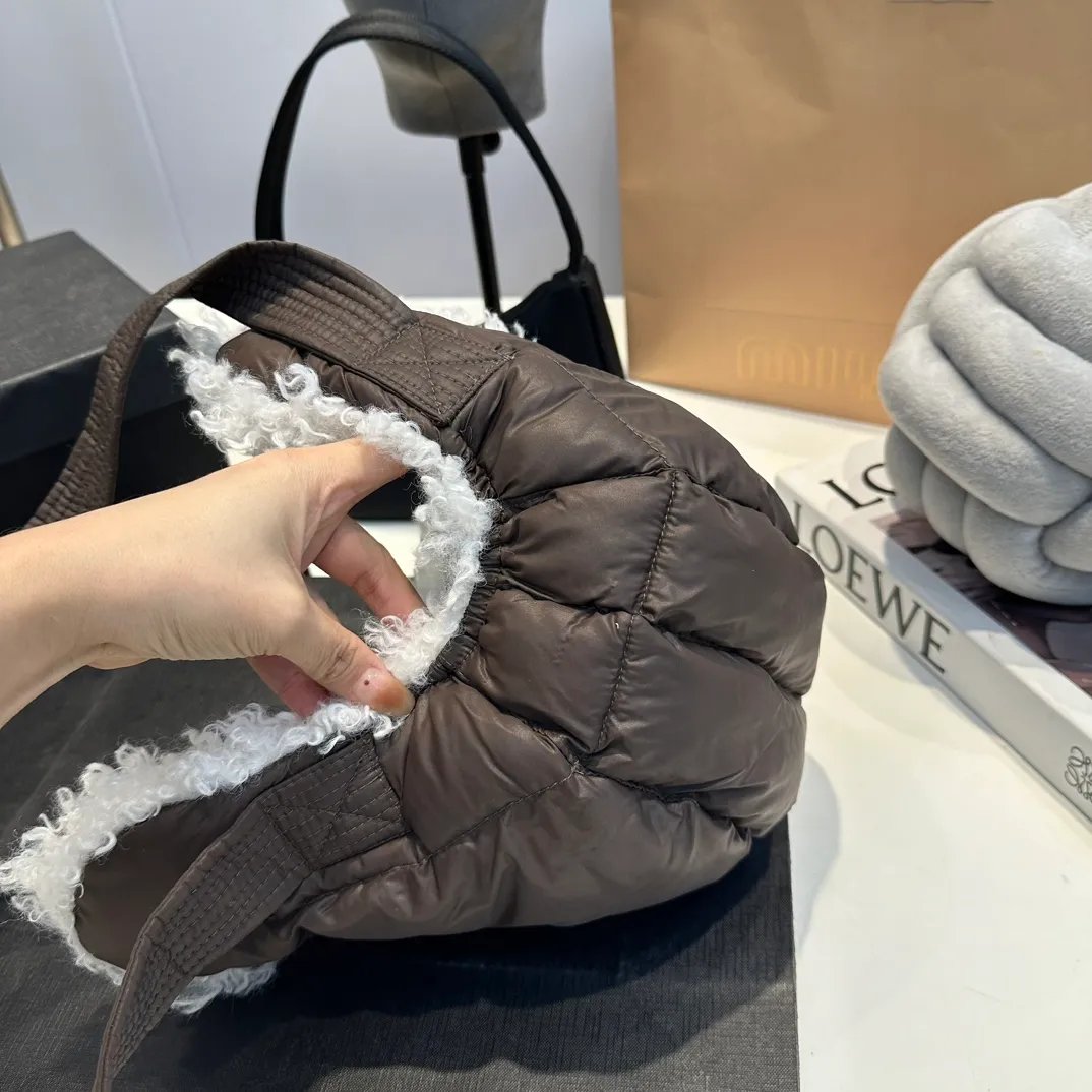 P80 Moncler Muzzle Lei Feng Hat is super warm. This teddy bear jacket is made of high-end blended lamb wool fabric. It feels really good and super soft. The plush material and goose down filling make it visually warm and full of security. This is a must-have lamb down cotton hat for autumn and winter.