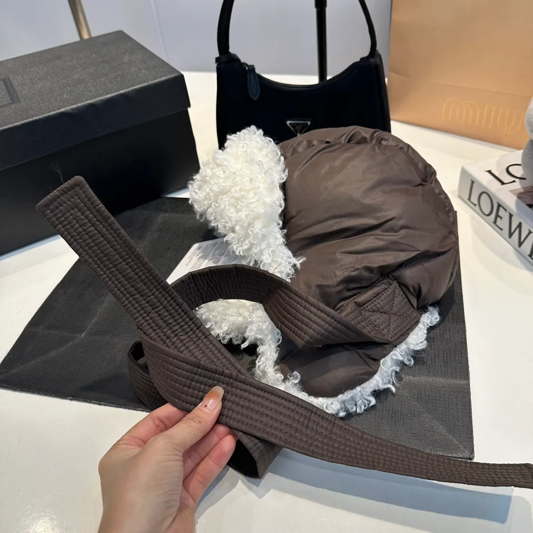 P80 Moncler Muzzle Lei Feng Hat is super warm. This teddy bear jacket is made of high-end blended lamb wool fabric. It feels really good and super soft. The plush material and goose down filling make it visually warm and full of security. This is a must-have lamb down cotton hat for autumn and winter.