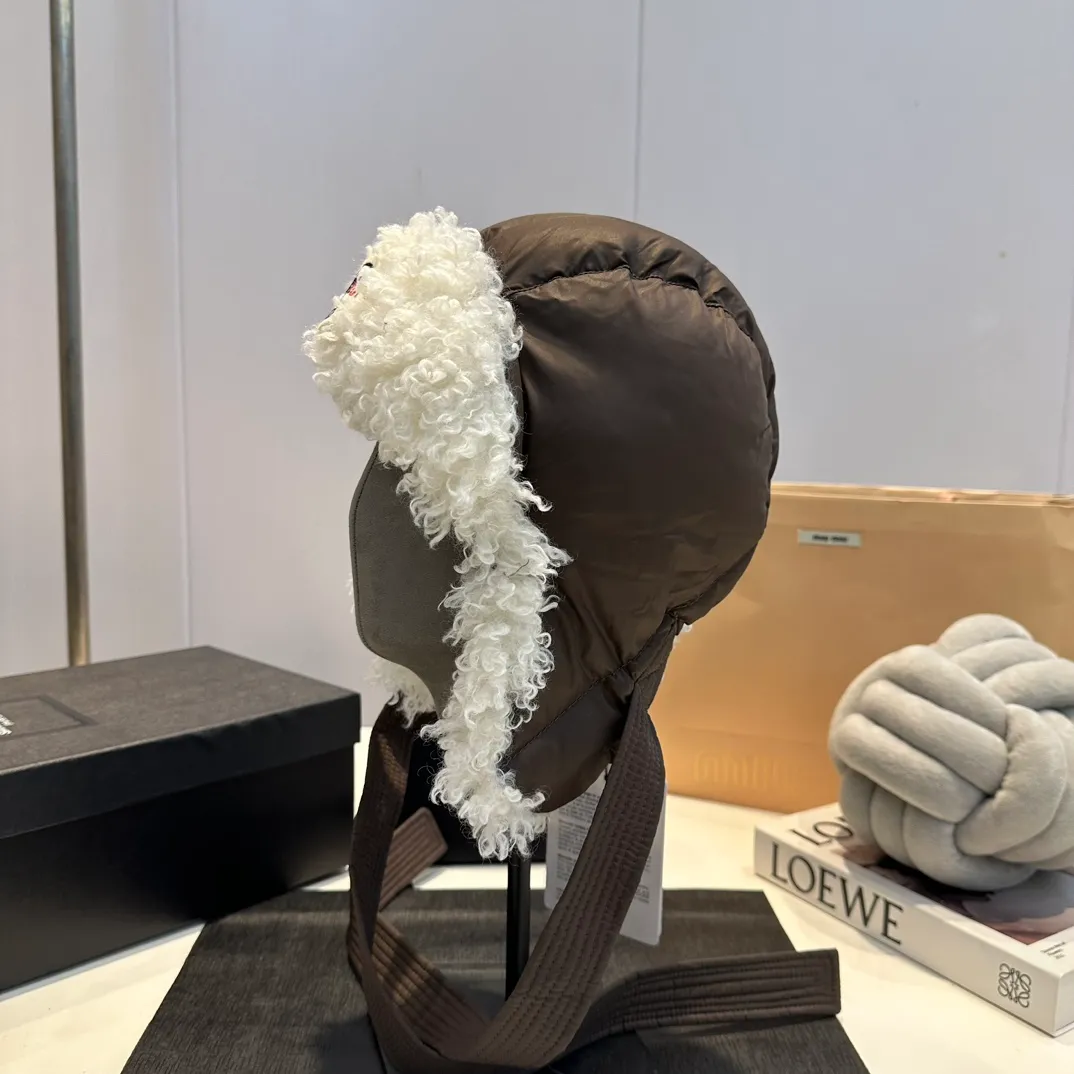 P80 Moncler Muzzle Lei Feng Hat is super warm. This teddy bear jacket is made of high-end blended lamb wool fabric. It feels really good and super soft. The plush material and goose down filling make it visually warm and full of security. This is a must-have lamb down cotton hat for autumn and winter.