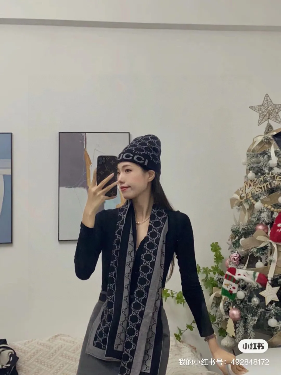 🉐️230 GUCCI classic suit hat! Hat ➕Scarf! Cashmere and Rabbit Velvet Quality! It's warm and super comfortable. This winter, all you need is a set of hats. It's warm and fashionable! Unisex model! Can be made as a couple model! Complete range of anti-counterfeiting labels and elevators! Many styles, welcome to choose!!