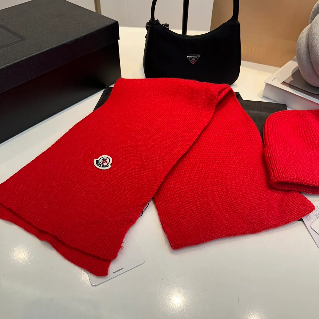 P160 Moncler muzzle suit autumn and winter style cuffed wool knitted beanie High quality customization! This must be my favorite of minimalism. It is clean, neat, fashionable and versatile, and will definitely not be picky about your face shape! A fashionable classic that lasts forever! Both men and women are welcome!