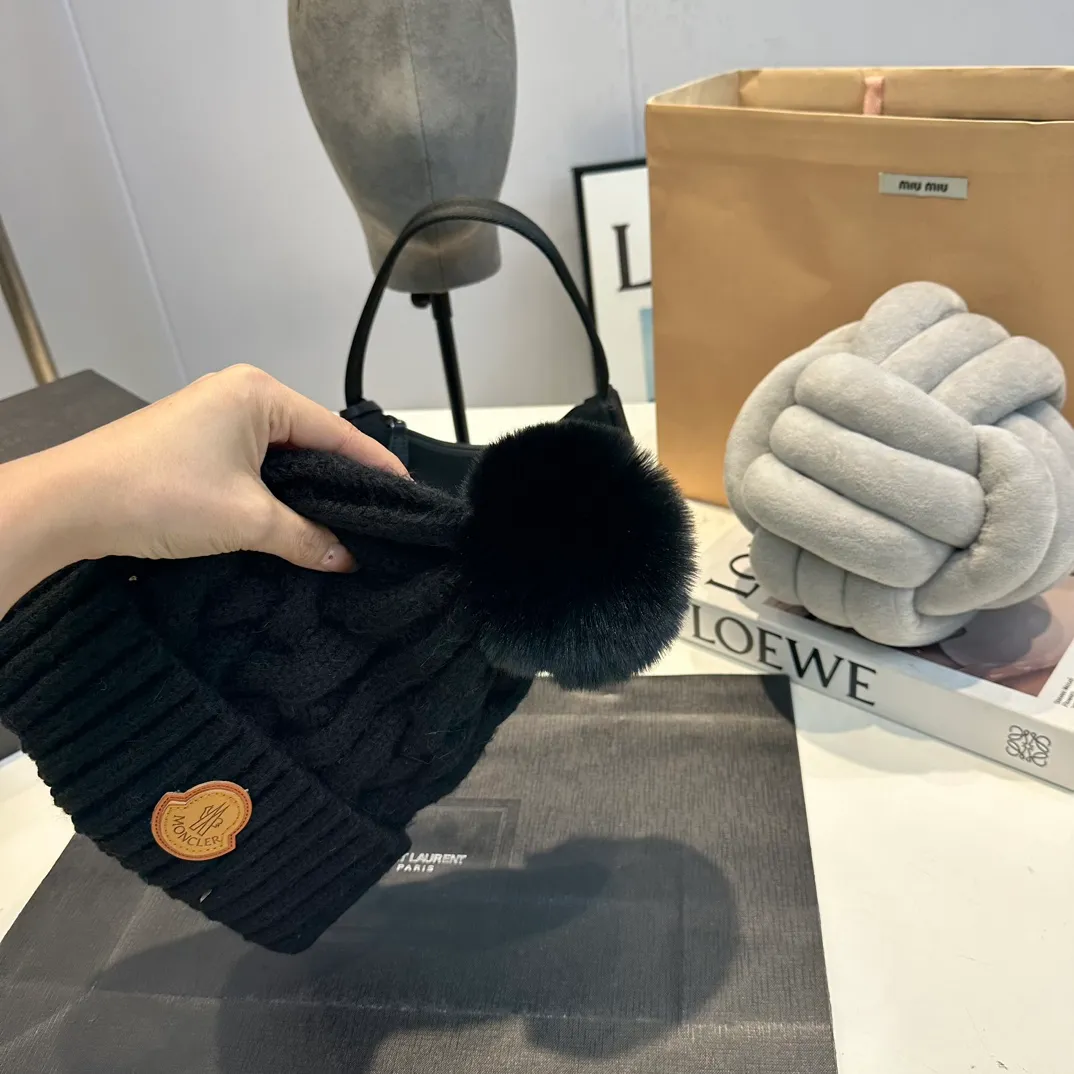 P70 Moncler 💥 Official website classic knitted hat, replica of the original. Very soft and skin-friendly, very elastic 💓 Textured and very versatile style ~ Warm cashmere woolen hat, one size fits all and elastic ~ Unisex, can be worn by any head size. Super quality, highly recommended