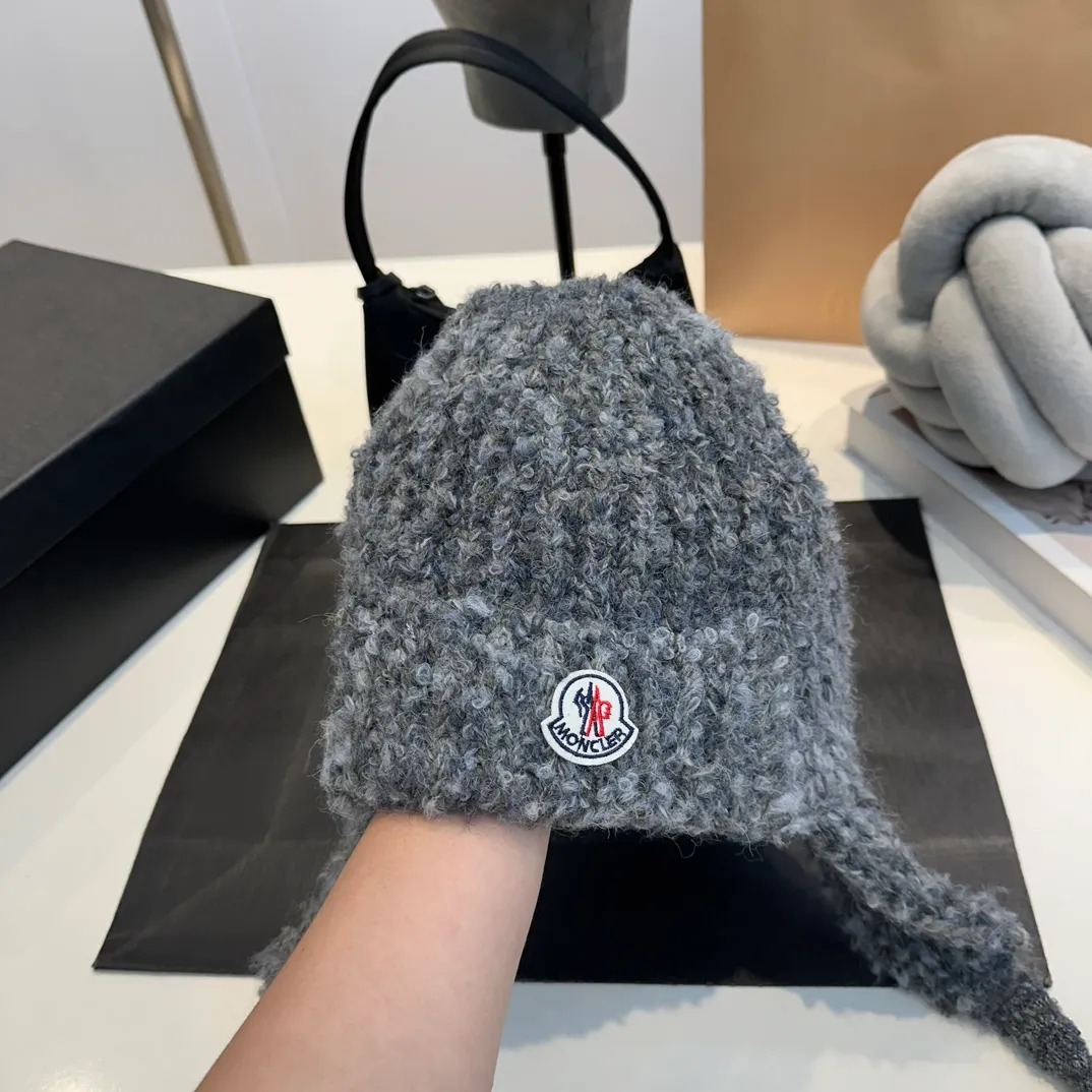 P60 Moncler 💥 New classic knitted hat, very soft and skin-friendly, very elastic 💓 Textured and very versatile style ~ Warm cashmere wool hat, one size fits all and elastic ~ Unisex, can be worn by any head size.
