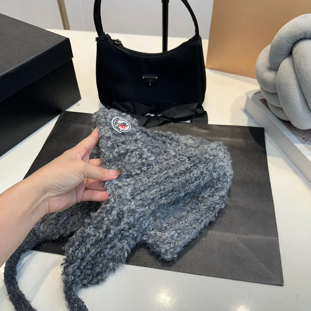 P60 Moncler 💥 New classic knitted hat, very soft and skin-friendly, very elastic 💓 Textured and very versatile style ~ Warm cashmere wool hat, one size fits all and elastic ~ Unisex, can be worn by any head size.