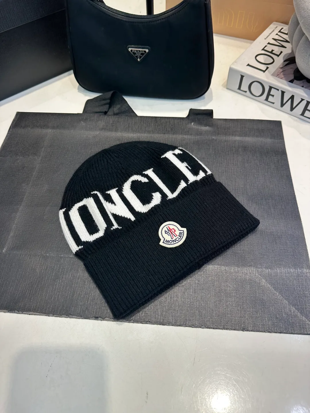 P46 Moncler 💥 Official website classic knitted hat, replica of the original. Very soft and skin-friendly, very elastic 💓 Textured and very versatile style ~ Warm cashmere woolen hat, one size fits all and elastic ~ Unisex, can be worn by any head size. Super quality, highly recommended