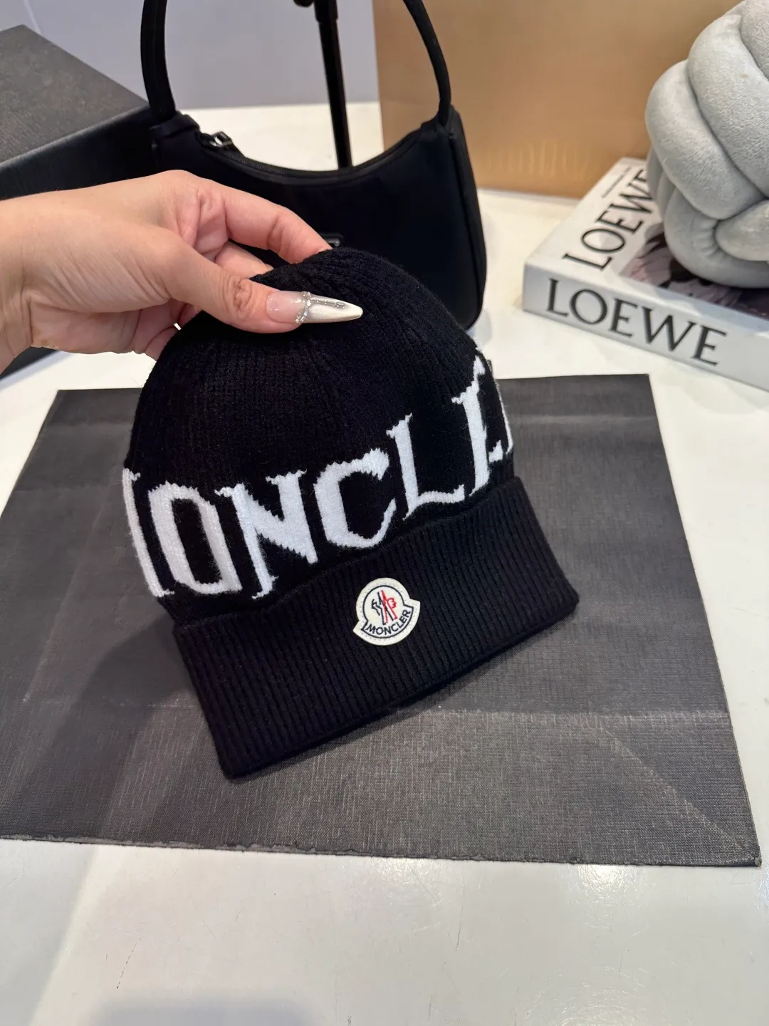 P46 Moncler 💥 Official website classic knitted hat, replica of the original. Very soft and skin-friendly, very elastic 💓 Textured and very versatile style ~ Warm cashmere woolen hat, one size fits all and elastic ~ Unisex, can be worn by any head size. Super quality, highly recommended