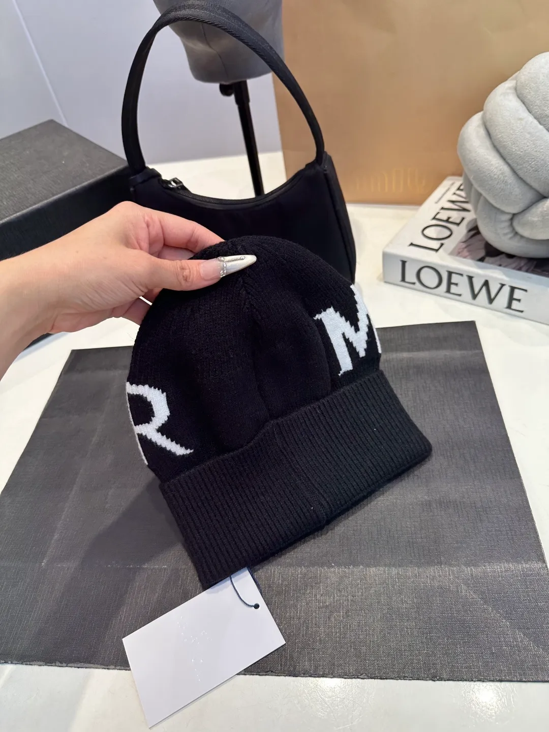 P46 Moncler 💥 Official website classic knitted hat, replica of the original. Very soft and skin-friendly, very elastic 💓 Textured and very versatile style ~ Warm cashmere woolen hat, one size fits all and elastic ~ Unisex, can be worn by any head size. Super quality, highly recommended