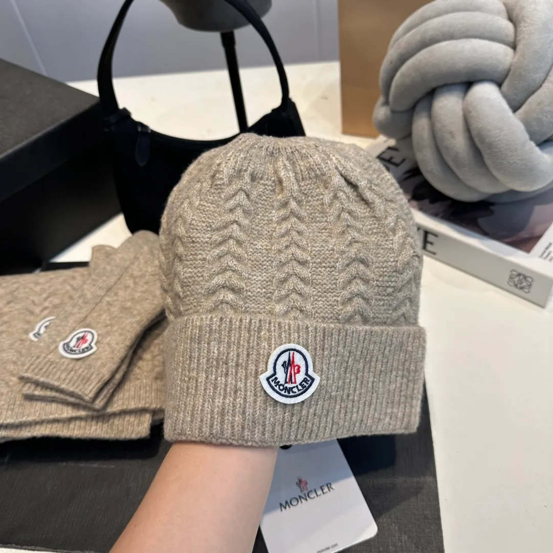 P160 Moncler muzzle suit autumn and winter style cuffed wool knitted beanie High quality customization! This must be my favorite of minimalism. It is clean, neat, fashionable and versatile, and will definitely not be picky about your face shape! A fashionable classic that lasts forever! Both men and women are welcome!