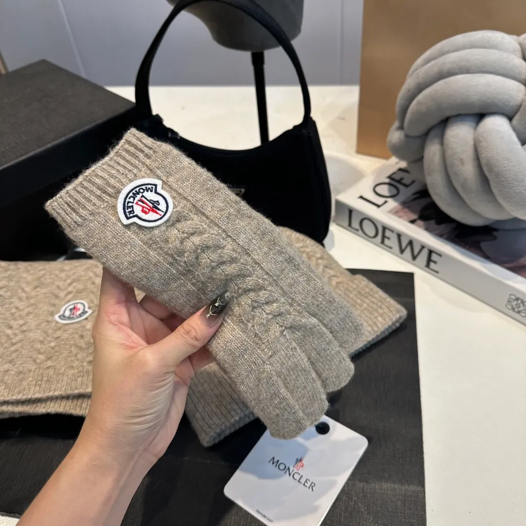 P160 Moncler muzzle suit autumn and winter style cuffed wool knitted beanie High quality customization! This must be my favorite of minimalism. It is clean, neat, fashionable and versatile, and will definitely not be picky about your face shape! A fashionable classic that lasts forever! Both men and women are welcome!
