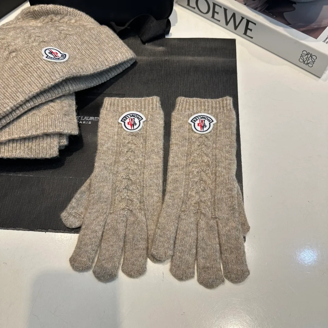 P160 Moncler muzzle suit autumn and winter style cuffed wool knitted beanie High quality customization! This must be my favorite of minimalism. It is clean, neat, fashionable and versatile, and will definitely not be picky about your face shape! A fashionable classic that lasts forever! Both men and women are welcome!