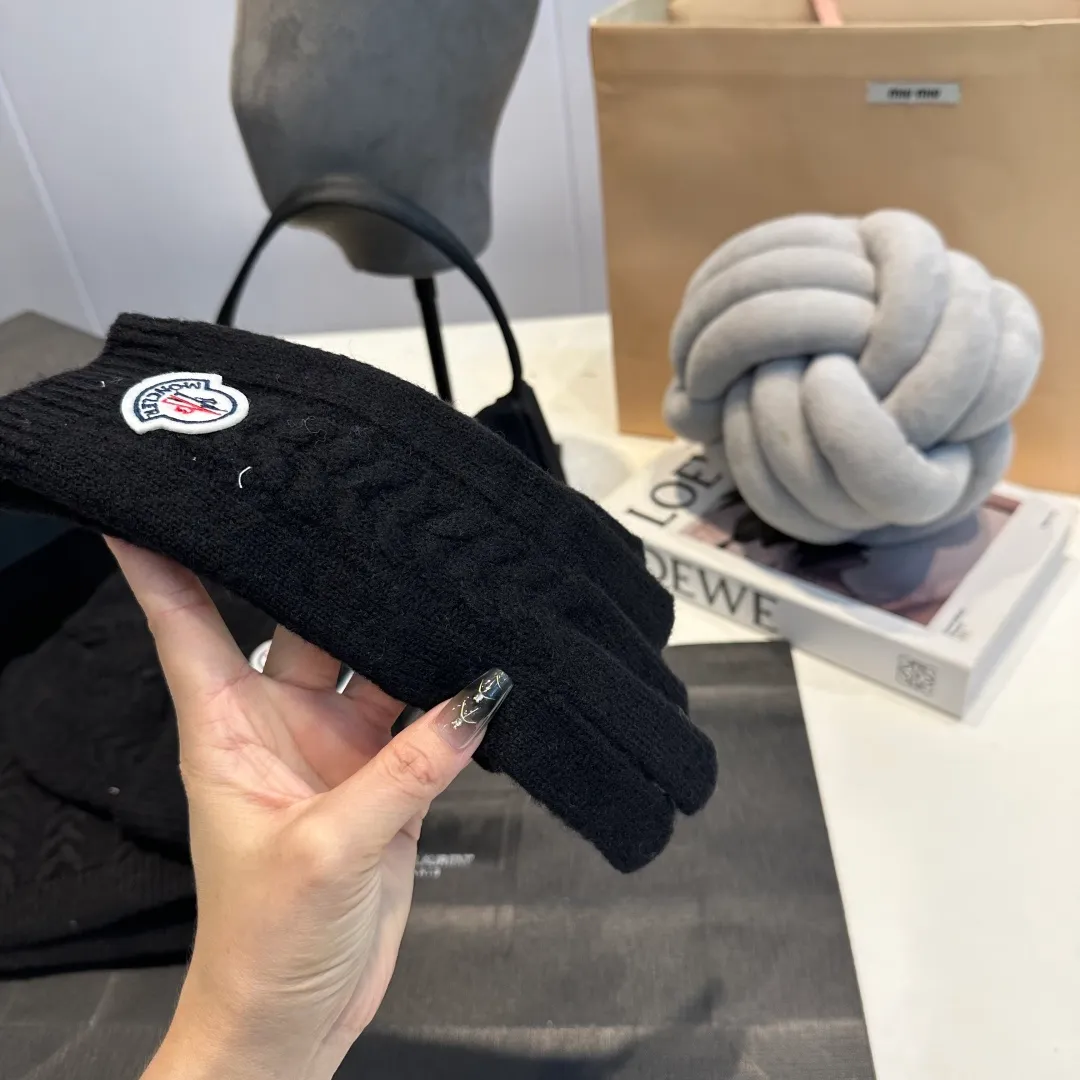 P160 Moncler muzzle suit autumn and winter style cuffed wool knitted beanie High quality customization! This must be my favorite of minimalism. It is clean, neat, fashionable and versatile, and will definitely not be picky about your face shape! A fashionable classic that lasts forever! Both men and women are welcome!