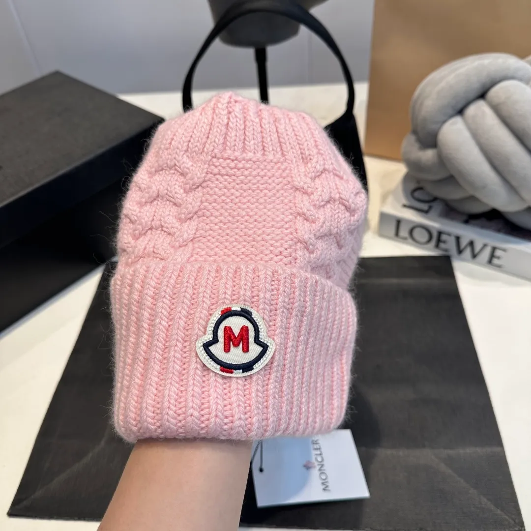 P90 high version Moncler Moncler 💥 Official website classic knitted hat, replica of the original. Very soft and skin-friendly, very elastic 💓 Textured and very versatile style ~ Warm cashmere woolen hat, one size fits all and elastic ~ Unisex, can be worn by any head size. Super quality, highly recommended