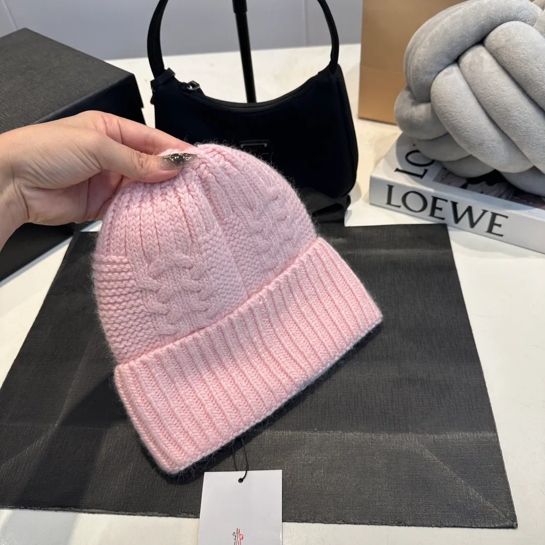 P90 high version Moncler Moncler 💥 Official website classic knitted hat, replica of the original. Very soft and skin-friendly, very elastic 💓 Textured and very versatile style ~ Warm cashmere woolen hat, one size fits all and elastic ~ Unisex, can be worn by any head size. Super quality, highly recommended