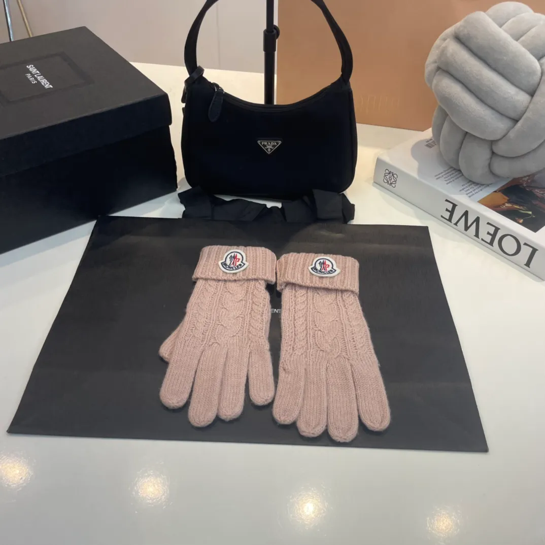 P180 Moncler wool knitted three-piece set, gloves + hat + scarf set ❄️ Wool knitted, super cute with cashmere scarf, a must-have for autumn and winter
