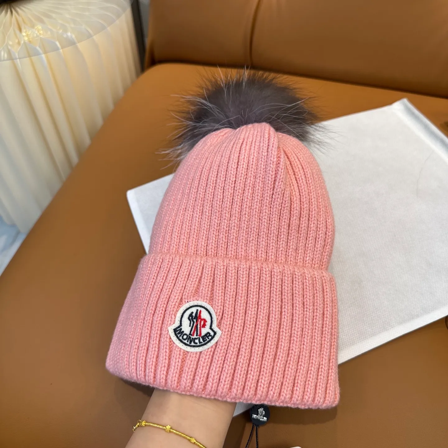 P100 with dust bag, high version Moncler Moncler 💥Official website classic knitted hat, replica of the original. Very soft and skin-friendly, very elastic 💓 Textured and very versatile style ~ Warm cashmere woolen hat, one size fits all and elastic ~ Unisex, can be worn by any head size. Super quality, highly recommended