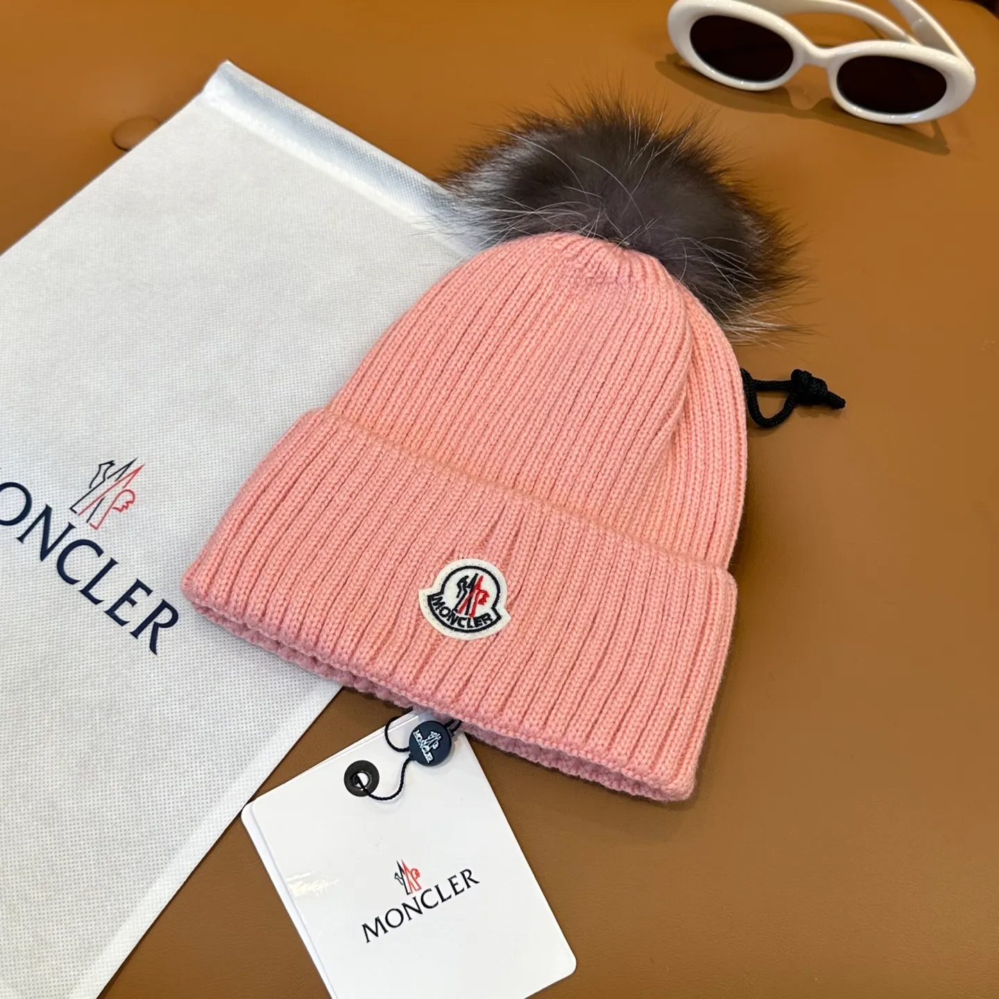 P100 with dust bag, high version Moncler Moncler 💥Official website classic knitted hat, replica of the original. Very soft and skin-friendly, very elastic 💓 Textured and very versatile style ~ Warm cashmere woolen hat, one size fits all and elastic ~ Unisex, can be worn by any head size. Super quality, highly recommended