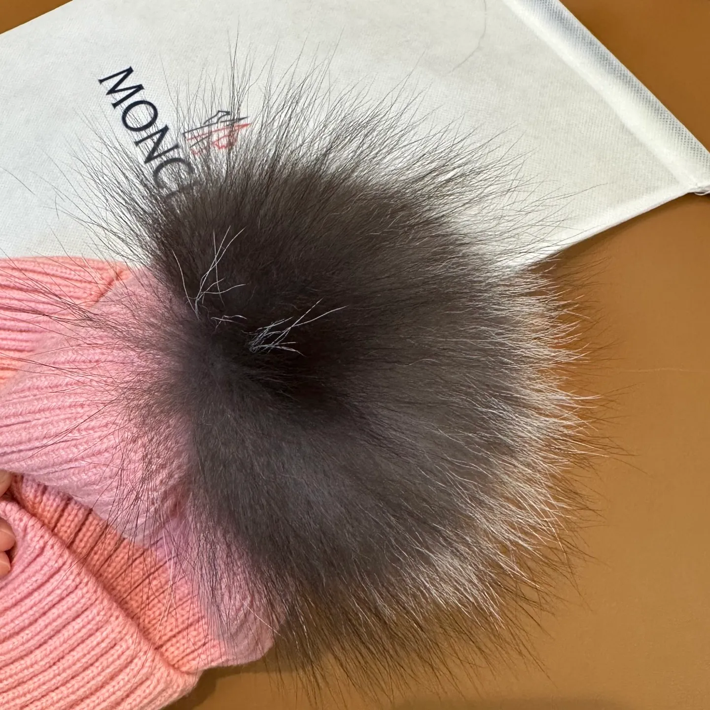 P100 with dust bag, high version Moncler Moncler 💥Official website classic knitted hat, replica of the original. Very soft and skin-friendly, very elastic 💓 Textured and very versatile style ~ Warm cashmere woolen hat, one size fits all and elastic ~ Unisex, can be worn by any head size. Super quality, highly recommended