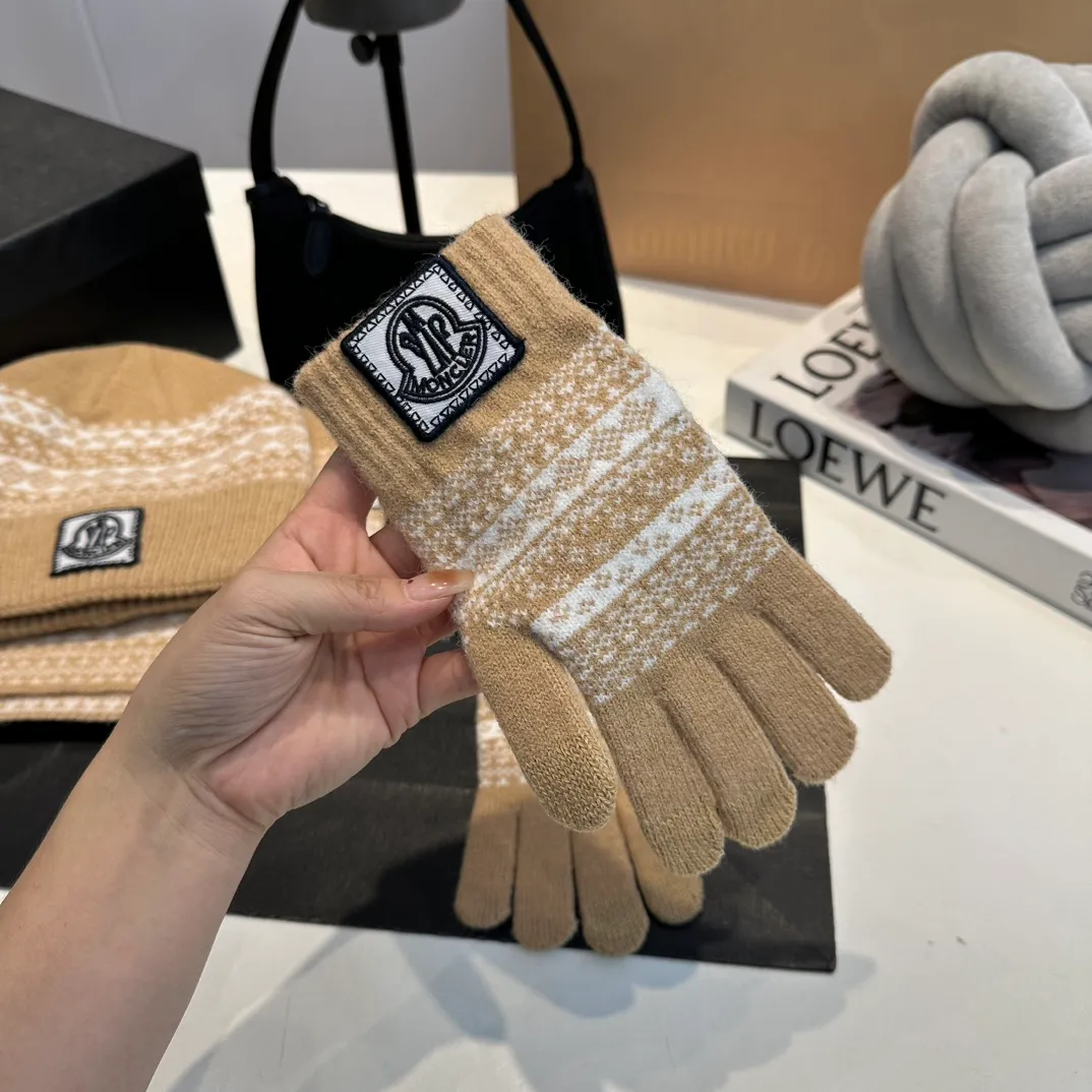 P170 Moncler Moncler 💥 Mouth three-piece set, gloves, hat, scarf, original replica. Very soft and skin-friendly, very elastic 💓 Textured and very versatile style ~ Warm, one-size-fits-all and elastic ~ Unisex, can be worn by any head size. Super quality, highly recommended