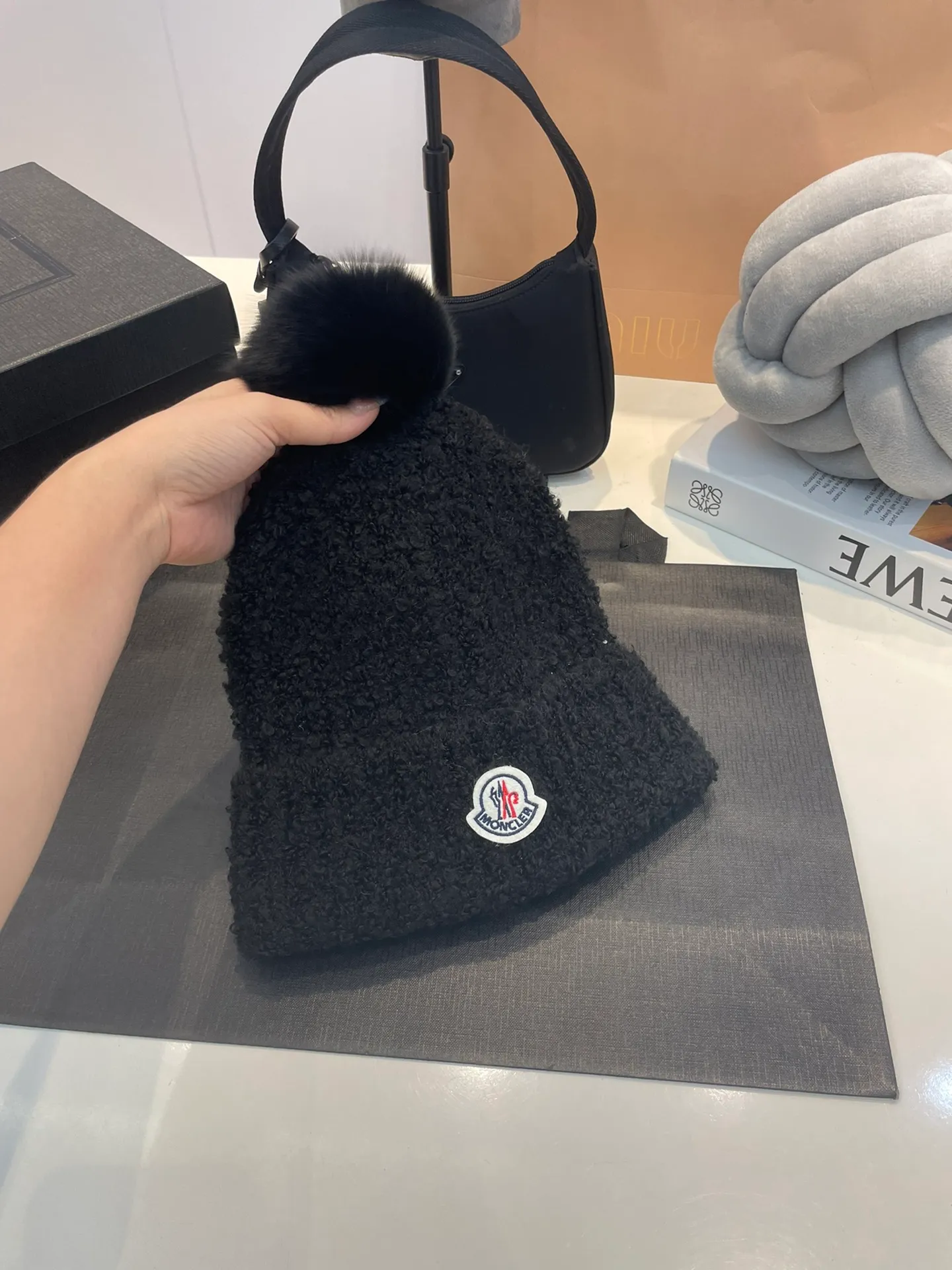P80 MONCLER 🎩Knitted lamb thick-thread beanie, with real wool balls, good quality, high-end, and super soft! Super hot💖The texture is great and it’s great to match when out on the street! Fashion trends! A must-have item for winter, the same style for men and women, get it now!