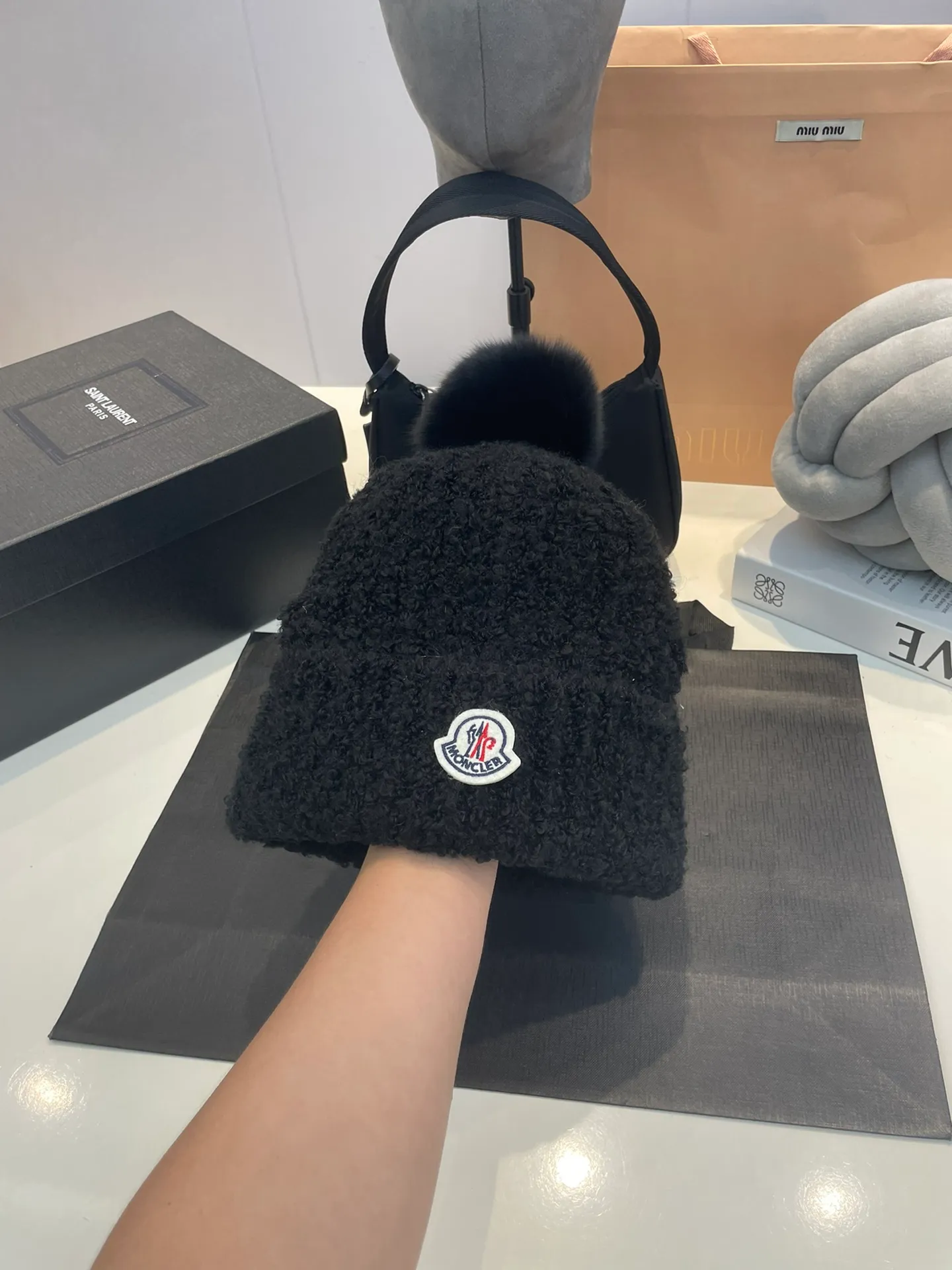 P80 MONCLER 🎩Knitted lamb thick-thread beanie, with real wool balls, good quality, high-end, and super soft! Super hot💖The texture is great and it’s great to match when out on the street! Fashion trends! A must-have item for winter, the same style for men and women, get it now!