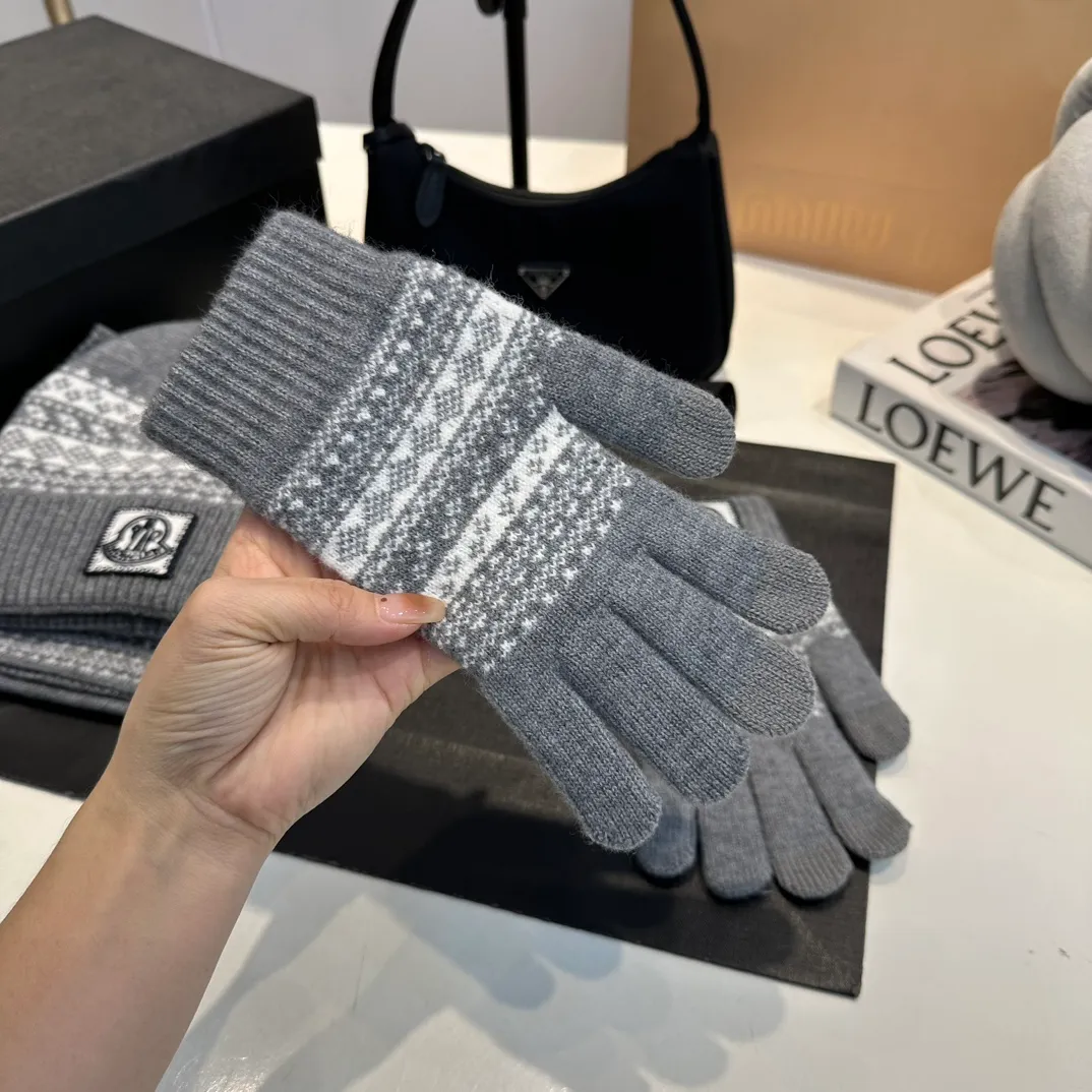 P170 Moncler Moncler 💥 Mouth three-piece set, gloves, hat, scarf, original replica. Very soft and skin-friendly, very elastic 💓 Textured and very versatile style ~ Warm, one-size-fits-all and elastic ~ Unisex, can be worn by any head size. Super quality, highly recommended