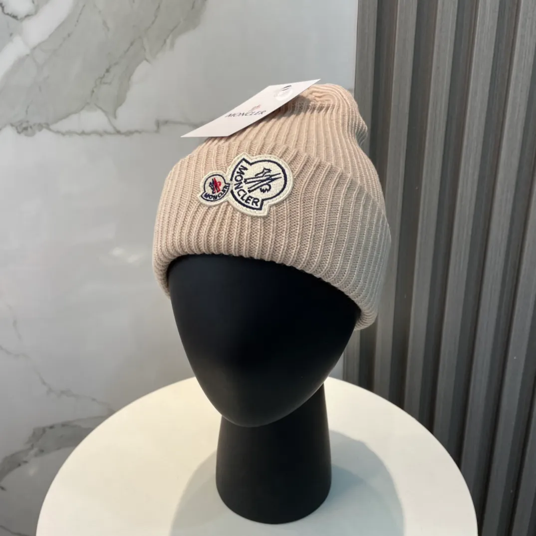 P56 comes with a dust bag for Moncler💥 Official website classic knitted hat, original replica. Very soft and skin-friendly, very elastic 💓 Textured and very versatile style ~ Warm cashmere woolen hat, one size fits all and elastic ~ Unisex, can be worn by any head size. Super quality, highly recommended