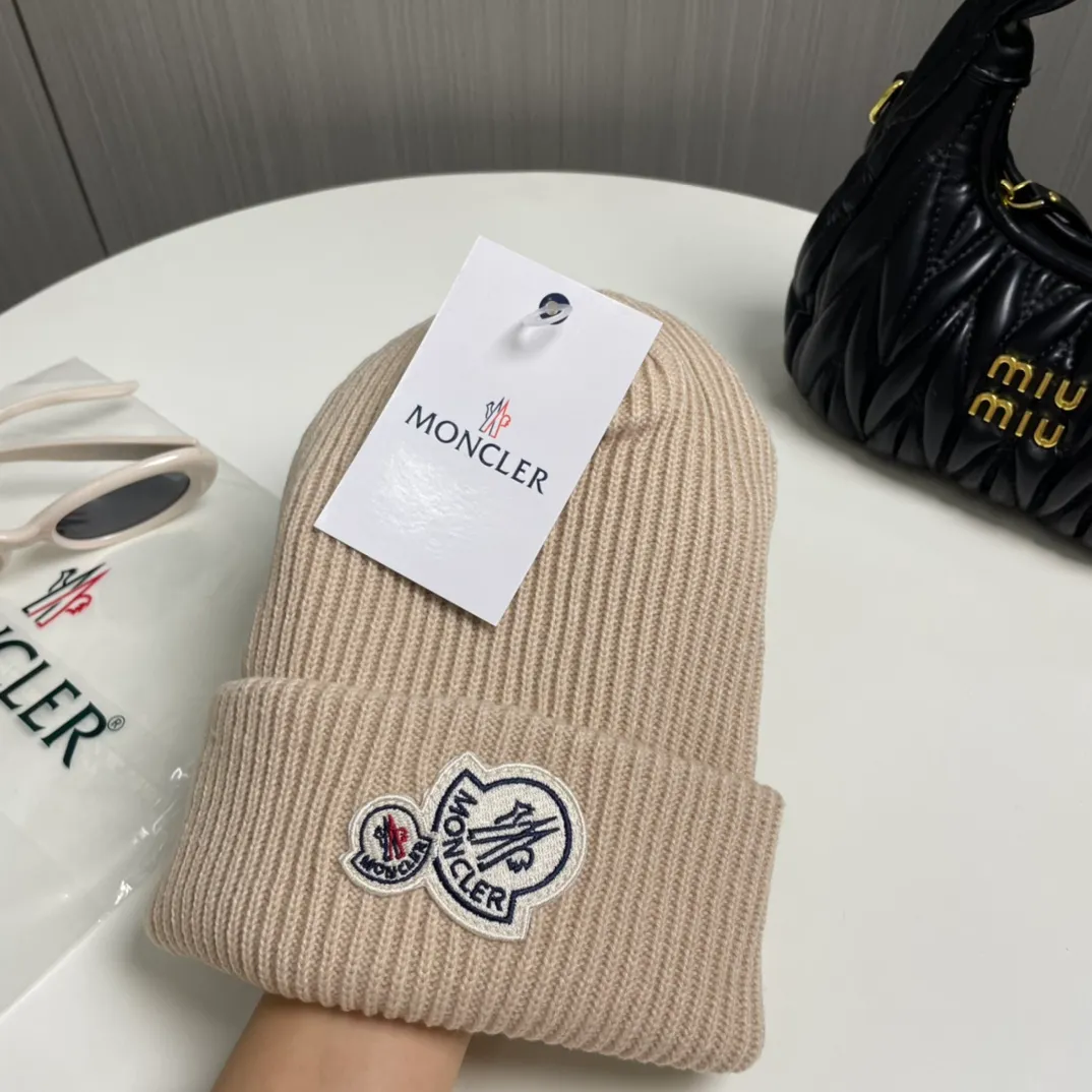 P56 comes with a dust bag for Moncler💥 Official website classic knitted hat, original replica. Very soft and skin-friendly, very elastic 💓 Textured and very versatile style ~ Warm cashmere woolen hat, one size fits all and elastic ~ Unisex, can be worn by any head size. Super quality, highly recommended