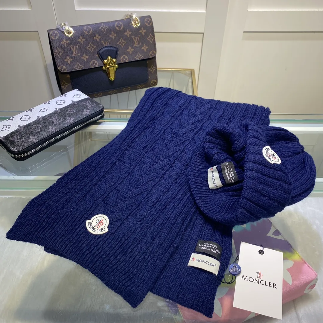 P170 MONCLER classic suit hat! Hat ➕Scarf! Cashmere and Rabbit Velvet Quality! It's warm and super comfortable~A great tool for young ladies to reduce their age in winter~This winter, all you need is a set of hats~It's warm and fashionable! Unisex model! Can be made as a couple model! Complete range of anti-counterfeiting labels and elevators! Many styles, welcome to choose!!