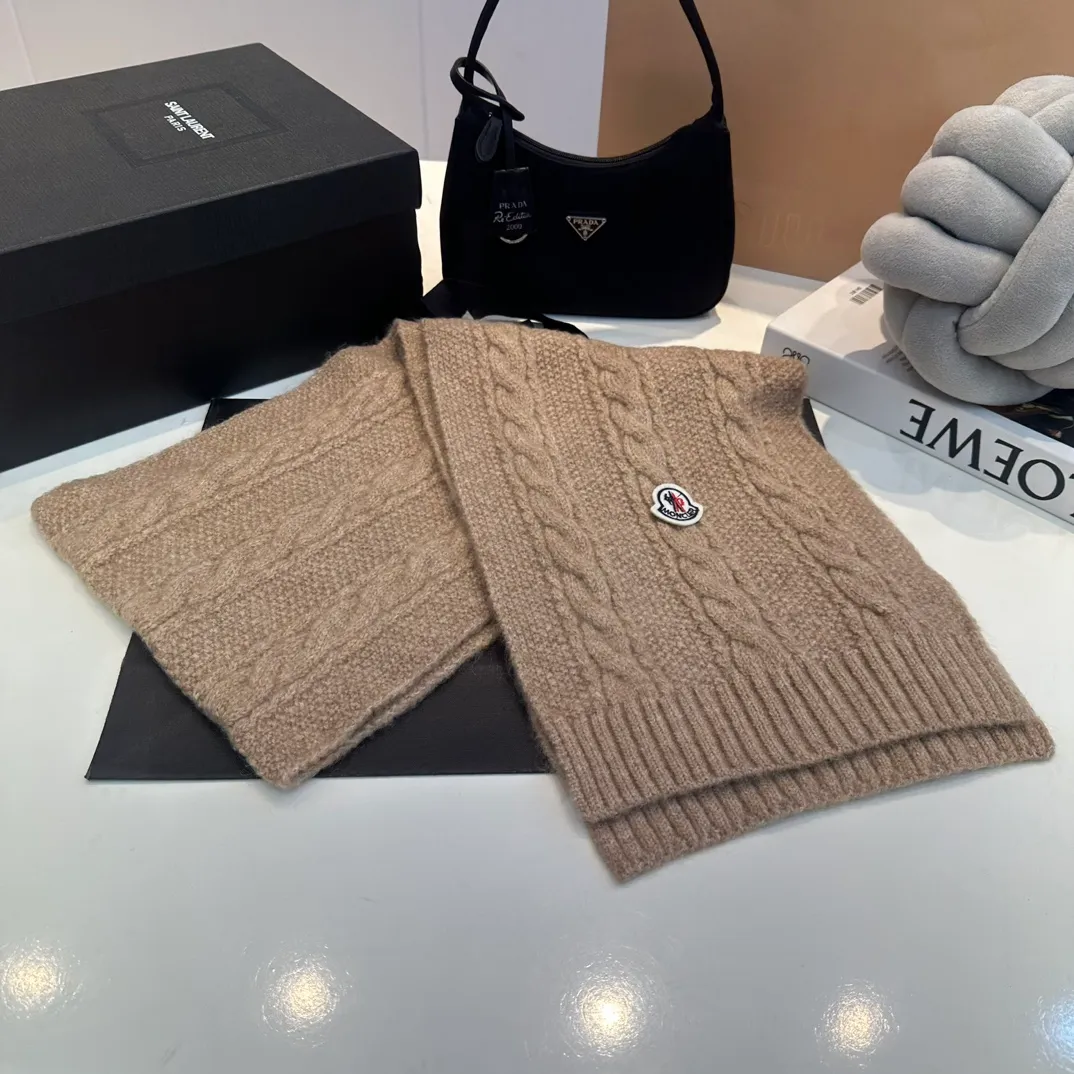 P180 MONCLER Mouth Cover Suit♥️Original hat and scarf set! Made of rabbit velvet➕cashmere, with a 15cm fox fur ball, a real fur ball! Warm and fashionable 😱[愄火] Versatile style [Love] The texture is very good, comfortable and breathable [Hey ha] Looks good no matter how you match it [Shh] A must-have for fashionistas [Wit] 4 colors available❤️❤️Unisex, the ball can be removed