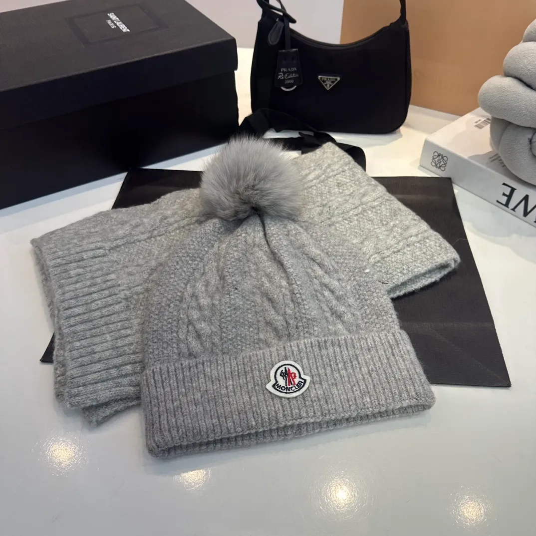 P180 MONCLER Mouth Cover Suit♥️Original hat and scarf set! Made of rabbit velvet➕cashmere, with a 15cm fox fur ball, a real fur ball! Warm and fashionable 😱[愄火] Versatile style [Love] The texture is very good, comfortable and breathable [Hey ha] Looks good no matter how you match it [Shh] A must-have for fashionistas [Wit] 4 colors available❤️❤️Unisex, the ball can be removed