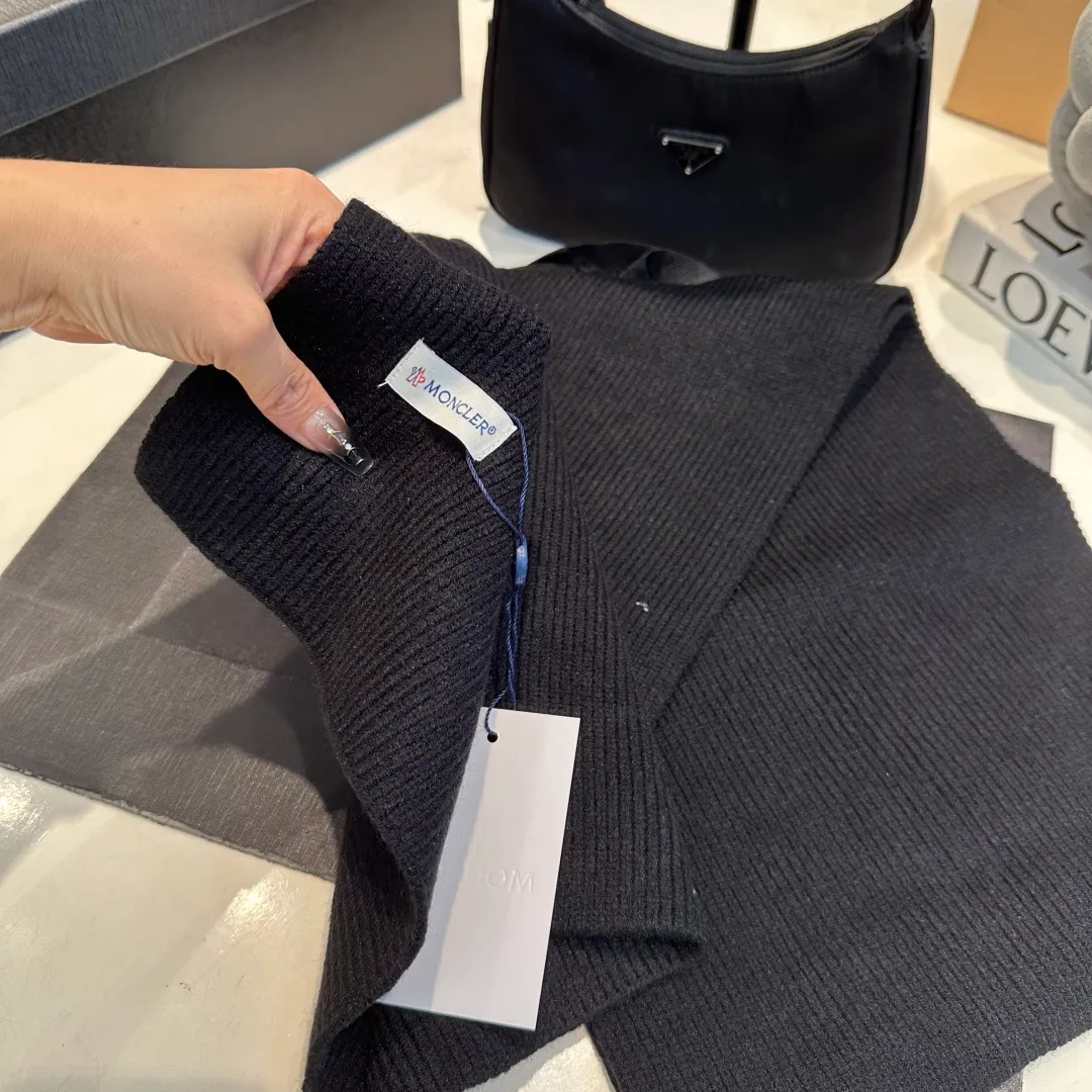 P130 Moncler autumn and winter counter style knitted beanie + scarf with classic pattern, warm and fashionable! Fashionable and popular 🌸First-class texture, pure wool