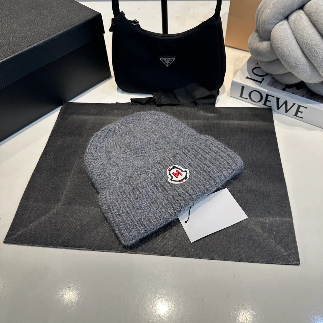 P90 high version Moncler Moncler 💥 Official website classic knitted hat, replica of the original. Very soft and skin-friendly, very elastic 💓 Textured and very versatile style ~ Warm cashmere woolen hat, one size fits all and elastic ~ Unisex, can be worn by any head size. Super quality, highly recommended