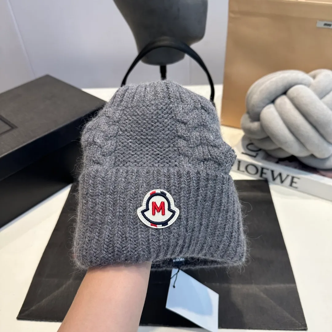 P90 high version Moncler Moncler 💥 Official website classic knitted hat, replica of the original. Very soft and skin-friendly, very elastic 💓 Textured and very versatile style ~ Warm cashmere woolen hat, one size fits all and elastic ~ Unisex, can be worn by any head size. Super quality, highly recommended